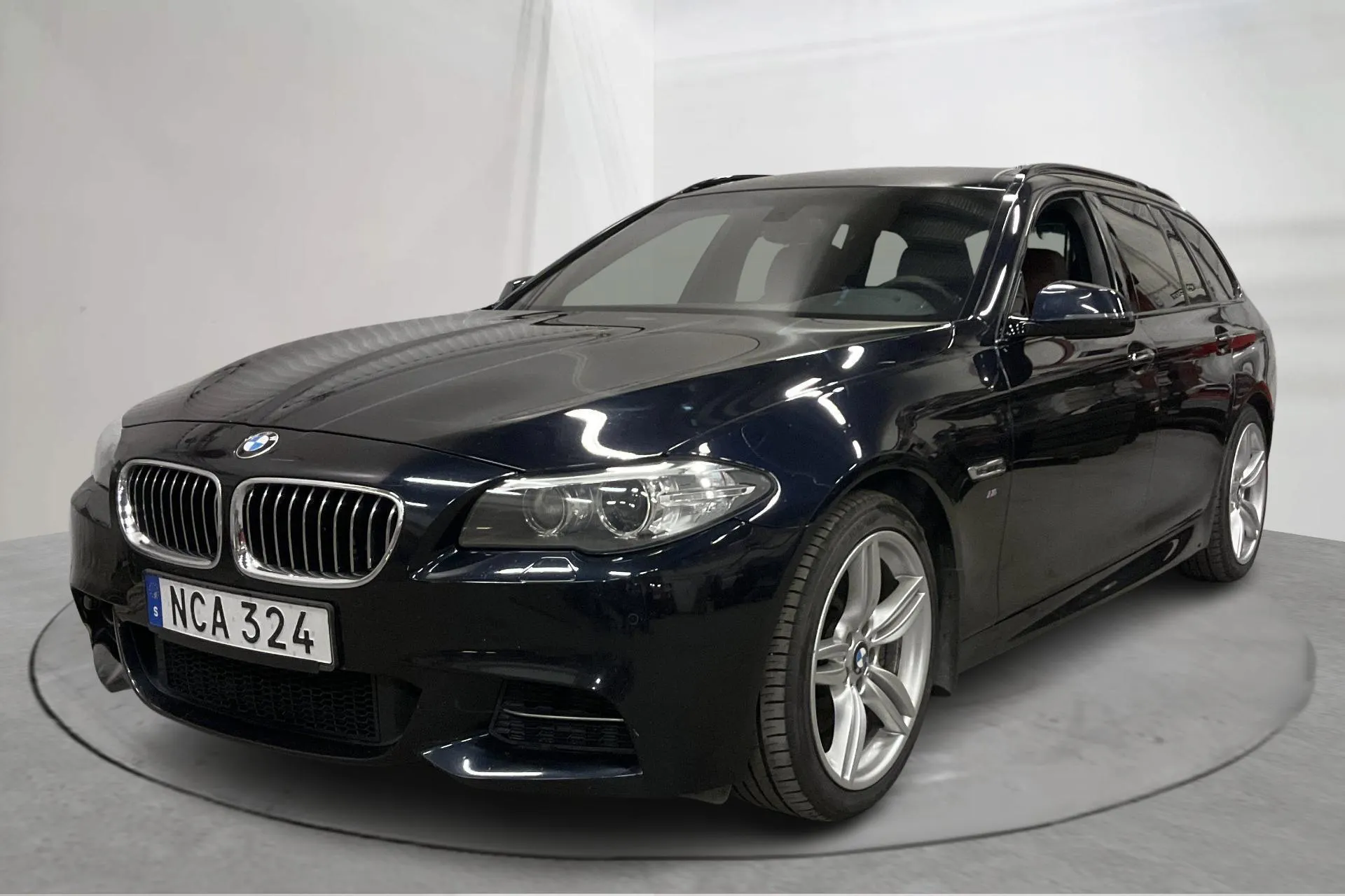 Presentationsfoto 1 av 18: BMW 535d xDrive Touring, F11 (313hk) - 21 386 mil - Automat - svart - 2014
