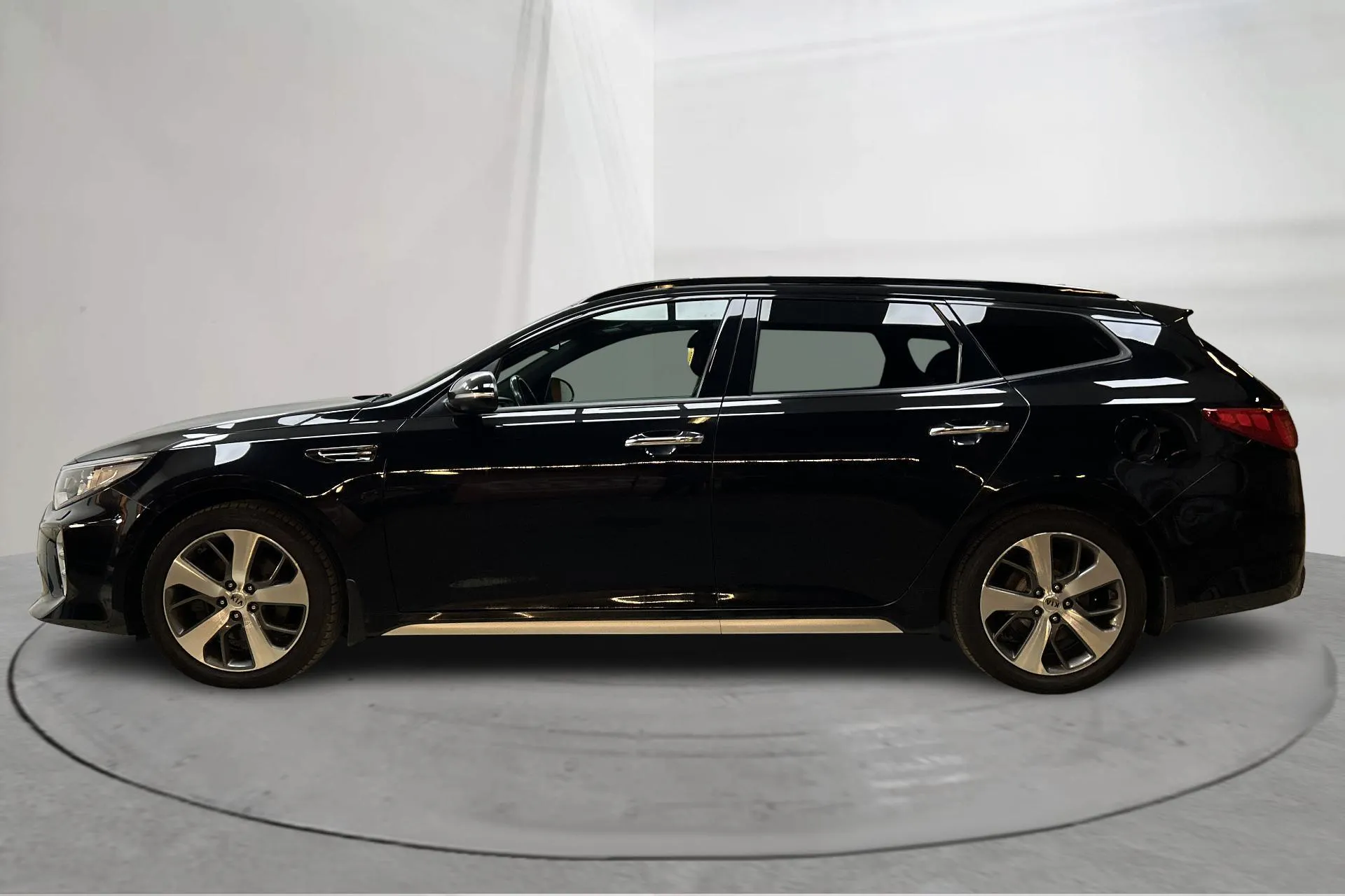 Presentationsfoto 2 av 15: KIA Optima 1.7 CRDi SW (141hk) - 15 489 mil - Automat - svart - 2017