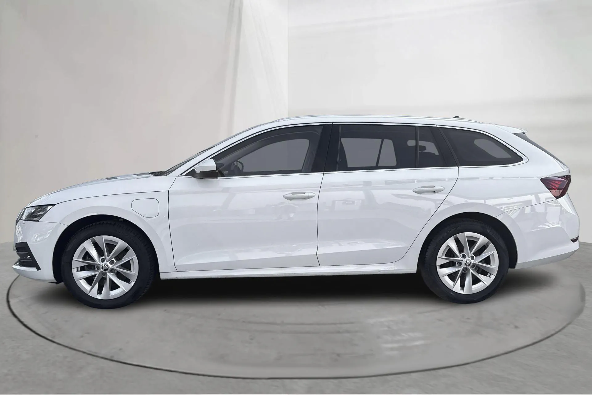 Presentationsfoto 2 av 16: Skoda Octavia 1.4 iV PHEV Combi (204hk) - 3 673 mil - Automat - vit - 2022