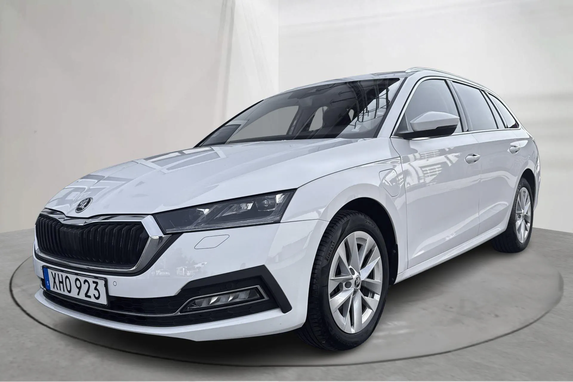Presentationsfoto 1 av 16: Skoda Octavia 1.4 iV PHEV Combi (204hk) - 3 673 mil - Automat - vit - 2022