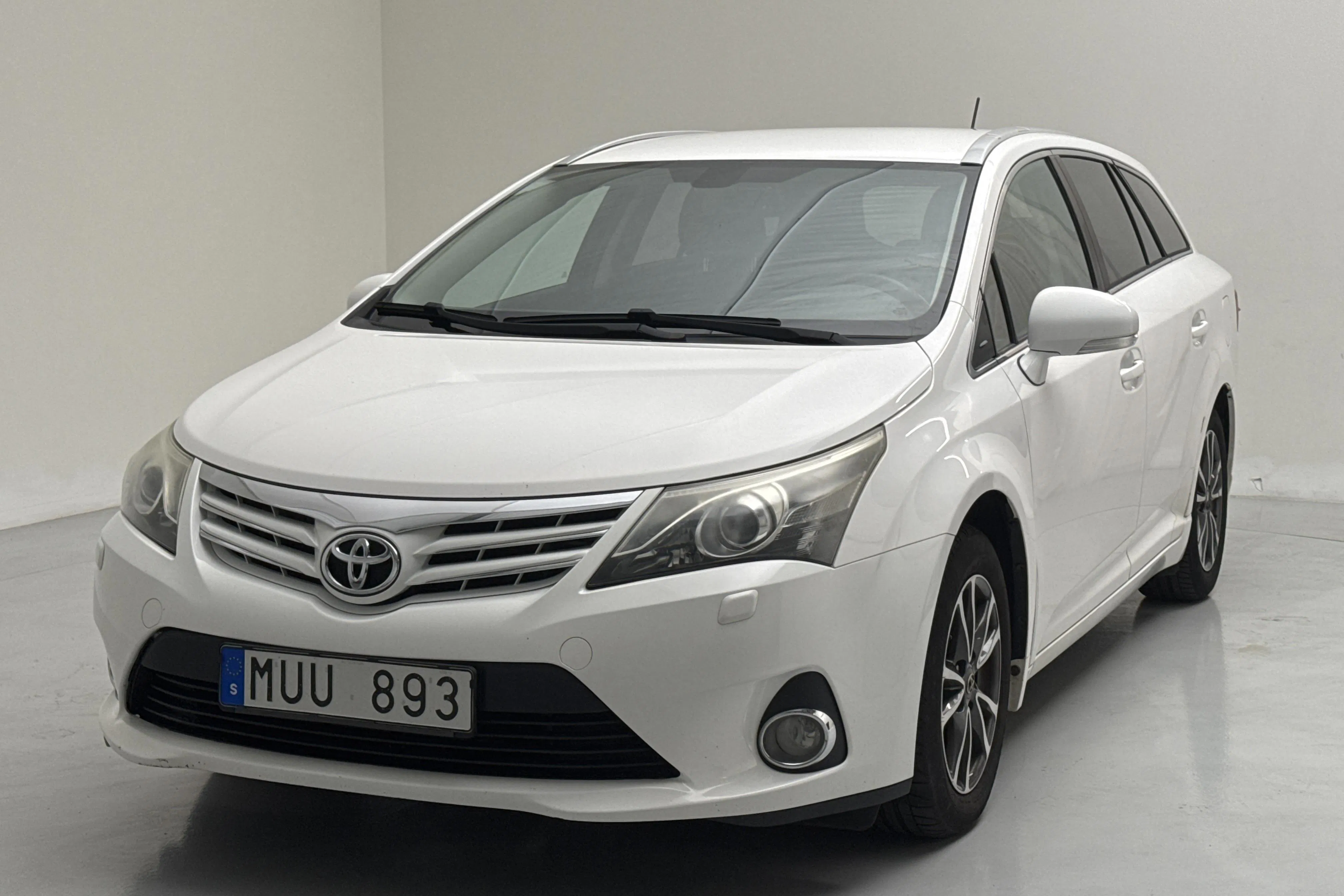 Presentationsfoto 1 av 13: Toyota Avensis 2.0 D-4D Kombi (124hk) - 22 486 mil - Manuell - vit - 2012