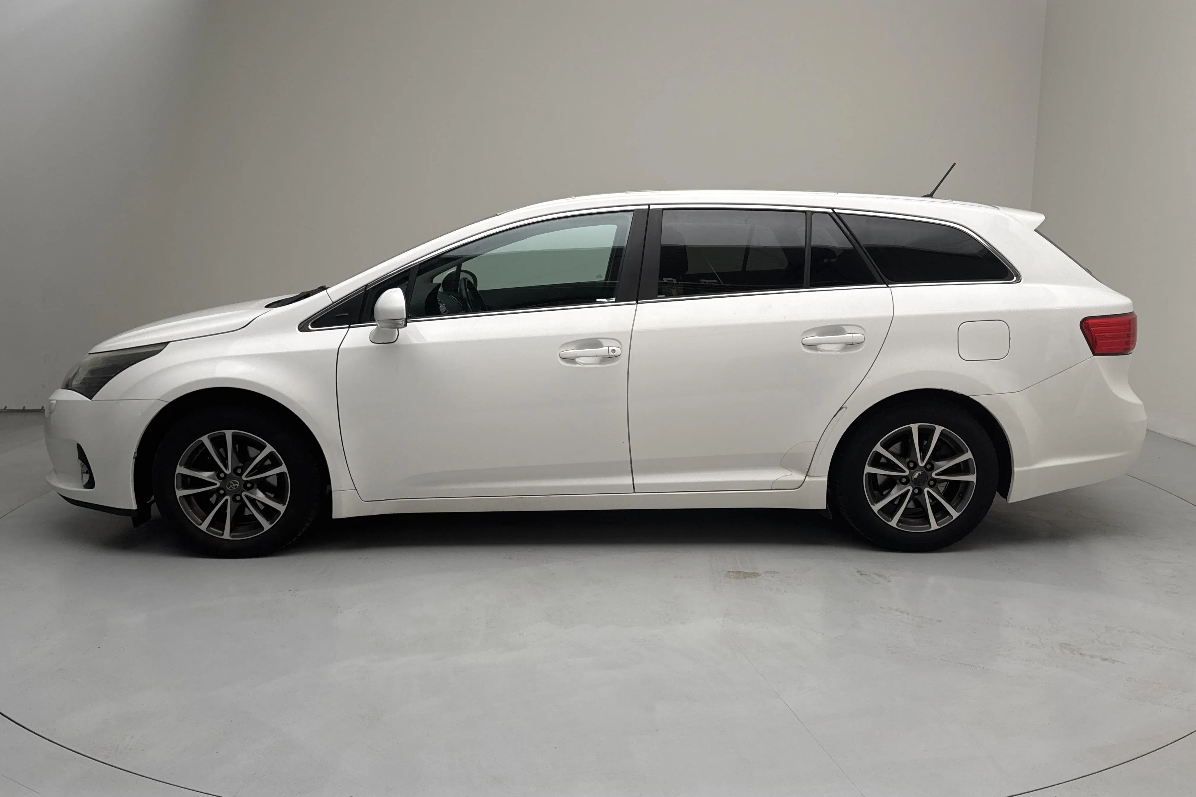 Presentationsfoto 2 av 13: Toyota Avensis 2.0 D-4D Kombi (124hk) - 22 486 mil - Manuell - vit - 2012