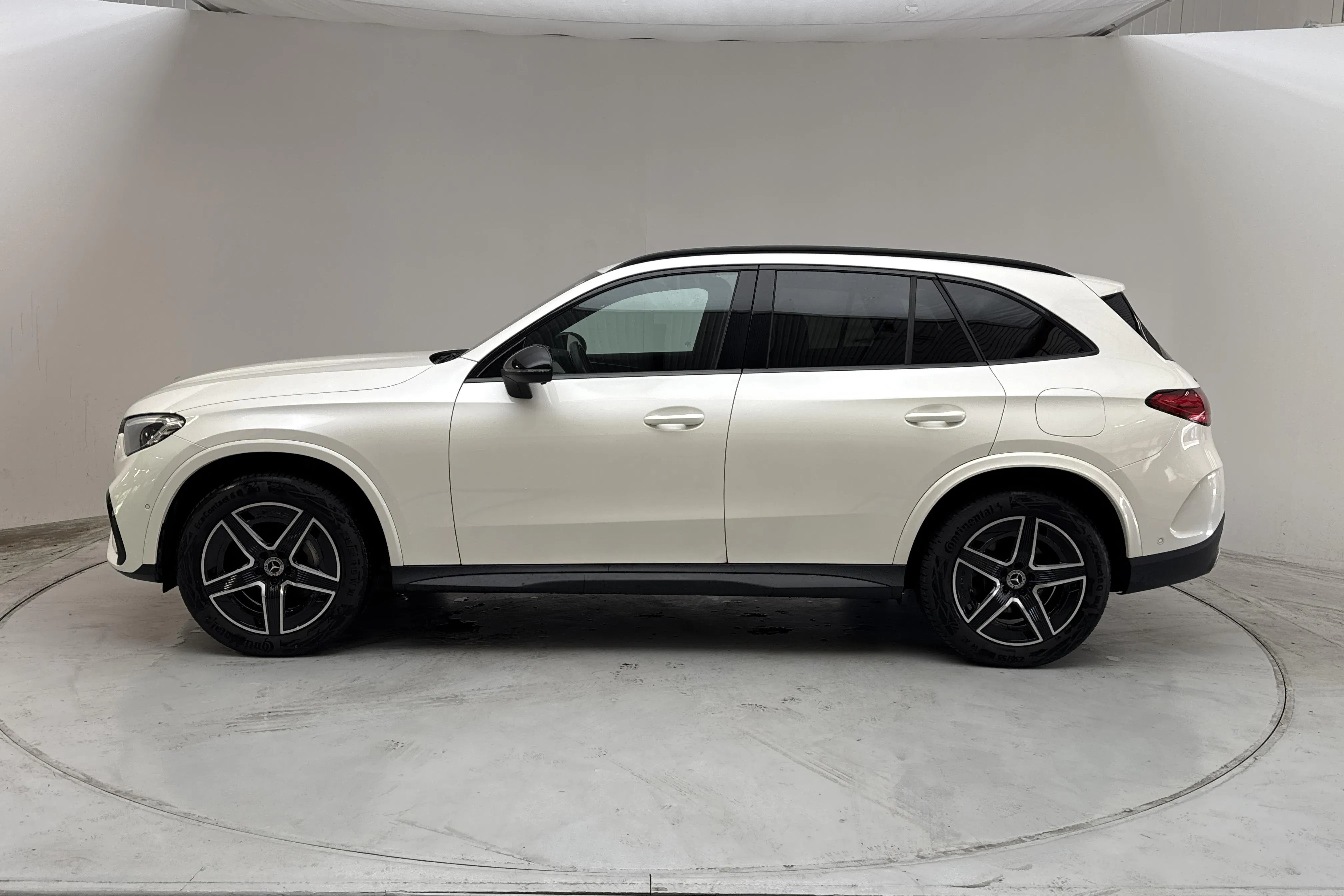 Presentation photo 2 of 18: Mercedes GLC 300 e 4MATIC X254 (313hk) - 61 700 km - Automatic - white - 2023