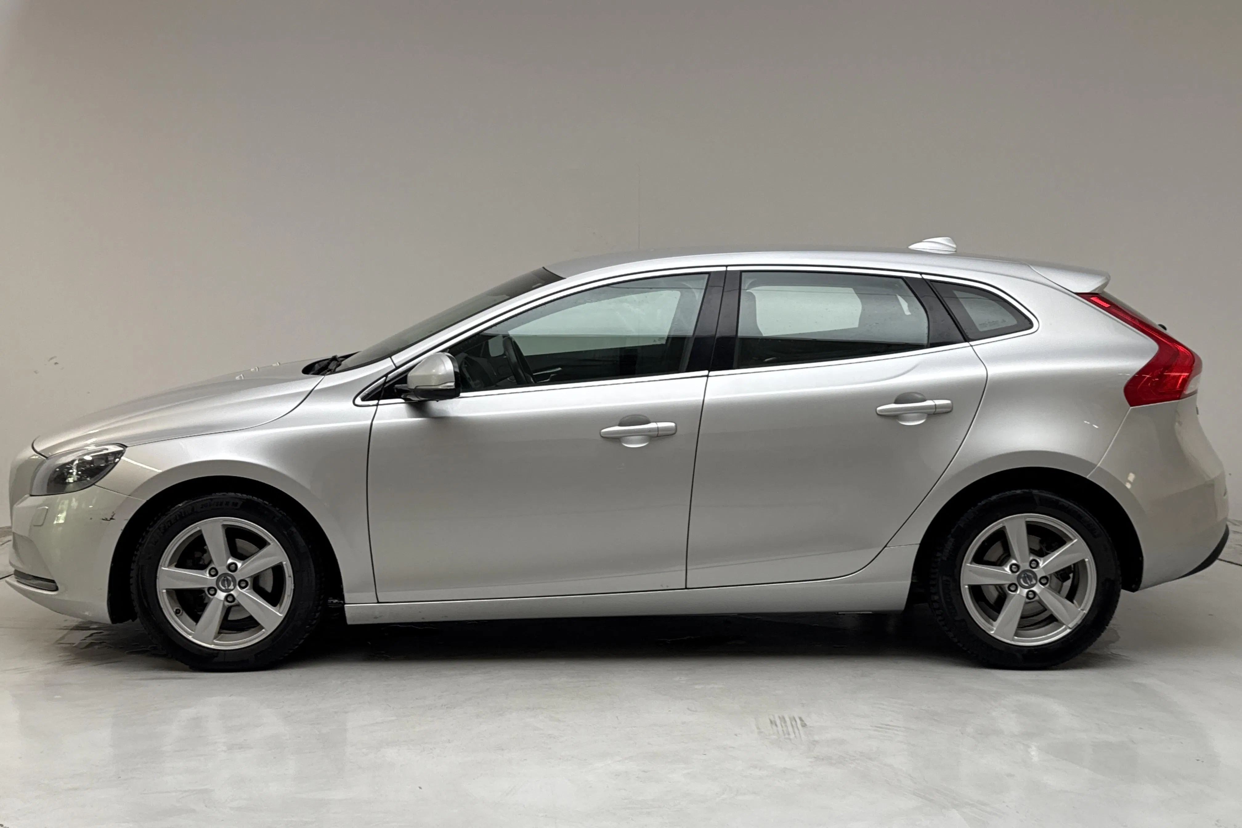 Presentation photo 2 of 13: Volvo V40 D2 (115hk) - 201 340 km - Manual - silver - 2014