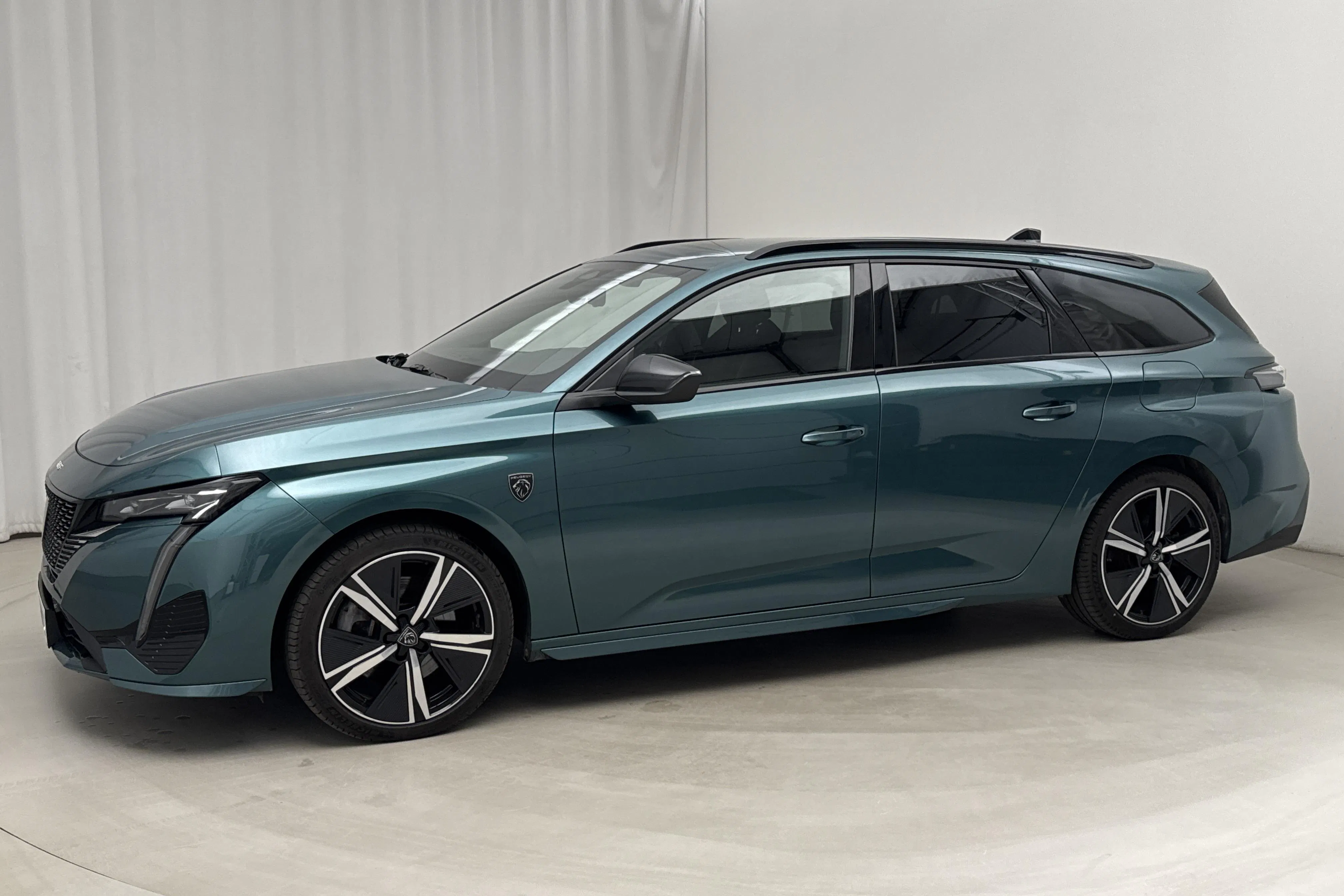 Presentationsfoto 2 av 18: Peugeot 308 1.6 PHEV SW (225hk) - 5 424 mil - Automat - blå - 2023