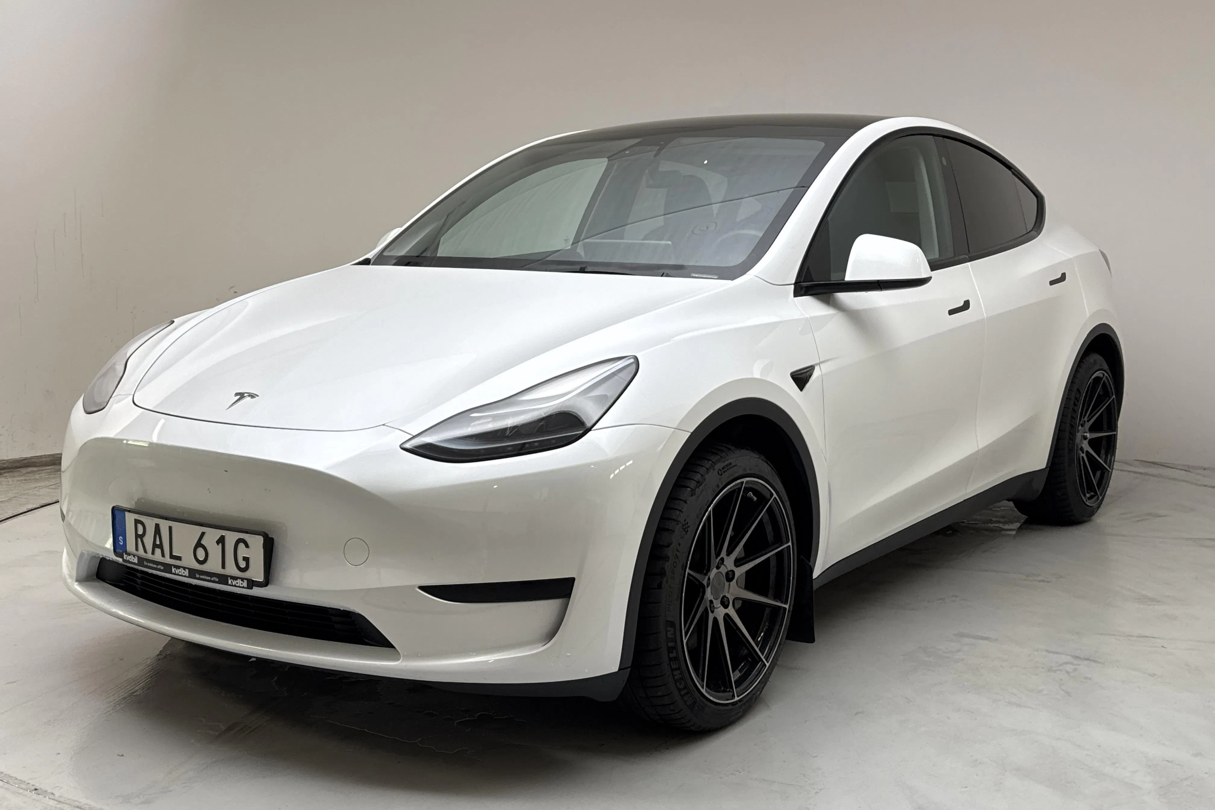 Presentationsfoto 1 av 19: Tesla Model Y RWD - 7 477 mil - Automat - vit - 2023