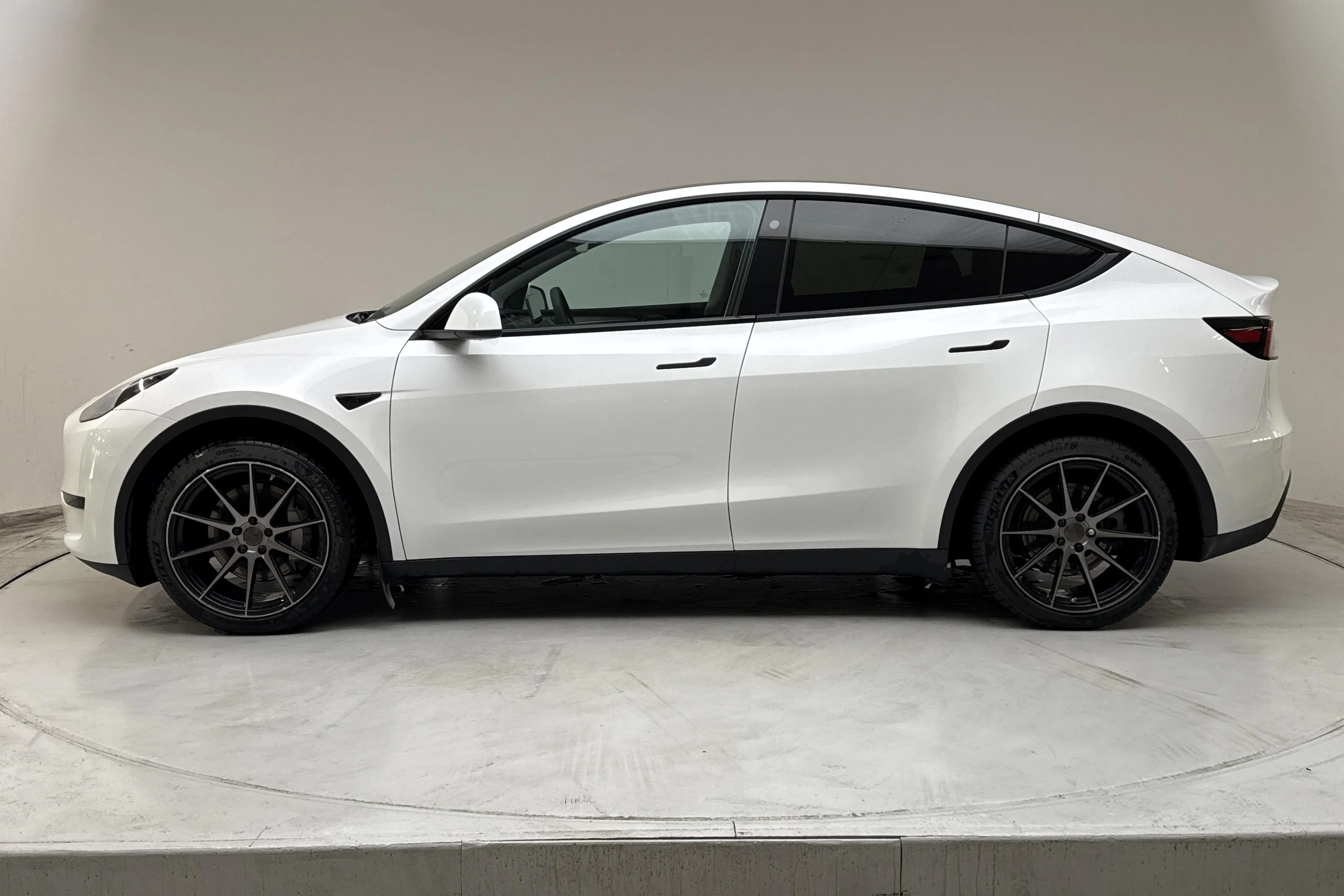 Presentationsfoto 2 av 19: Tesla Model Y RWD - 7 477 mil - Automat - vit - 2023