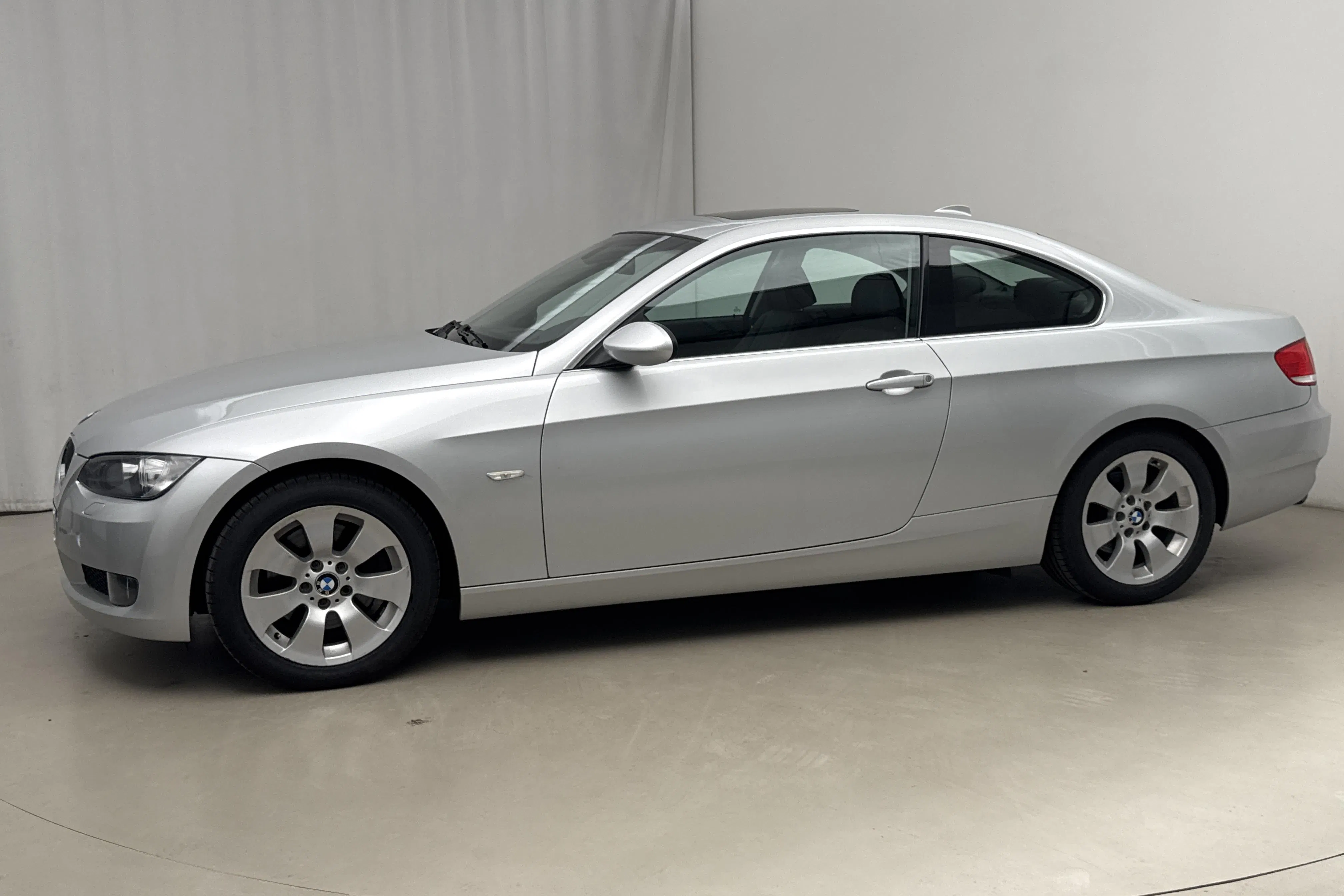 Presentation photo 2 of 16: BMW 325xi Coupé, E92 (218hk) - 61 570 km - Automatic - light grey - 2008