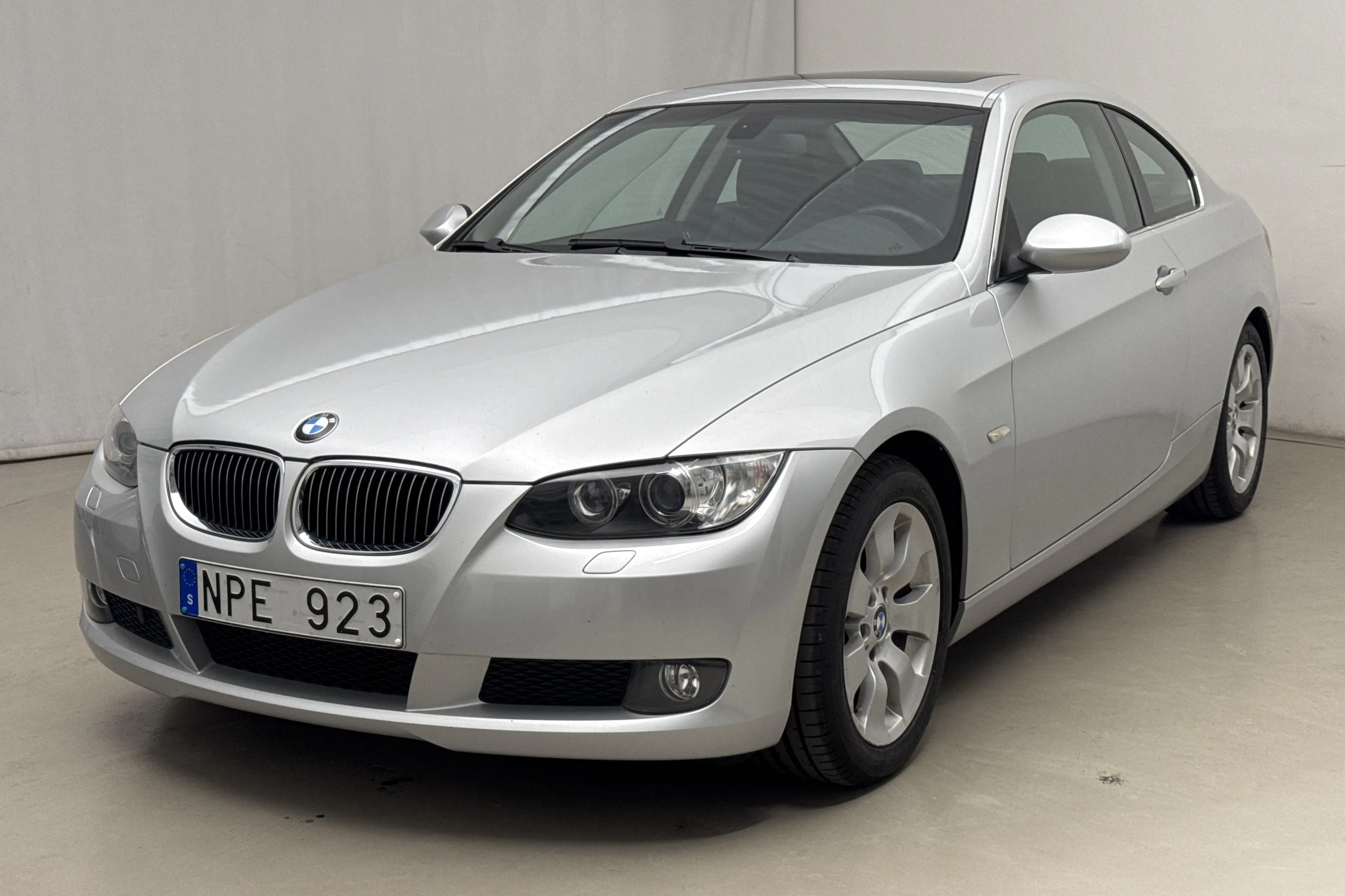 Presentation photo 1 of 16: BMW 325xi Coupé, E92 (218hk) - 61 570 km - Automatic - light grey - 2008