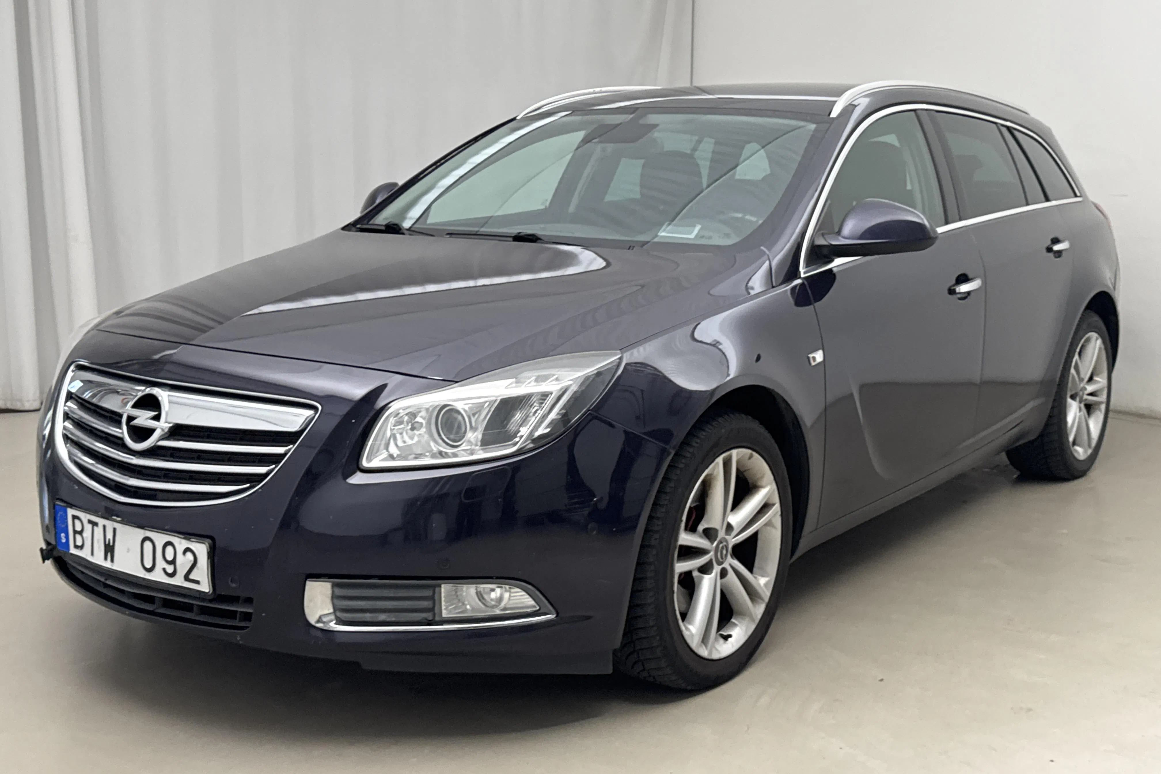 Presentation photo 1 of 13: Opel Insignia 2.0 CDTI 4x4 BiTurbo Sports Tourer (195hk) - 224 270 km - Automatic - blue - 2012
