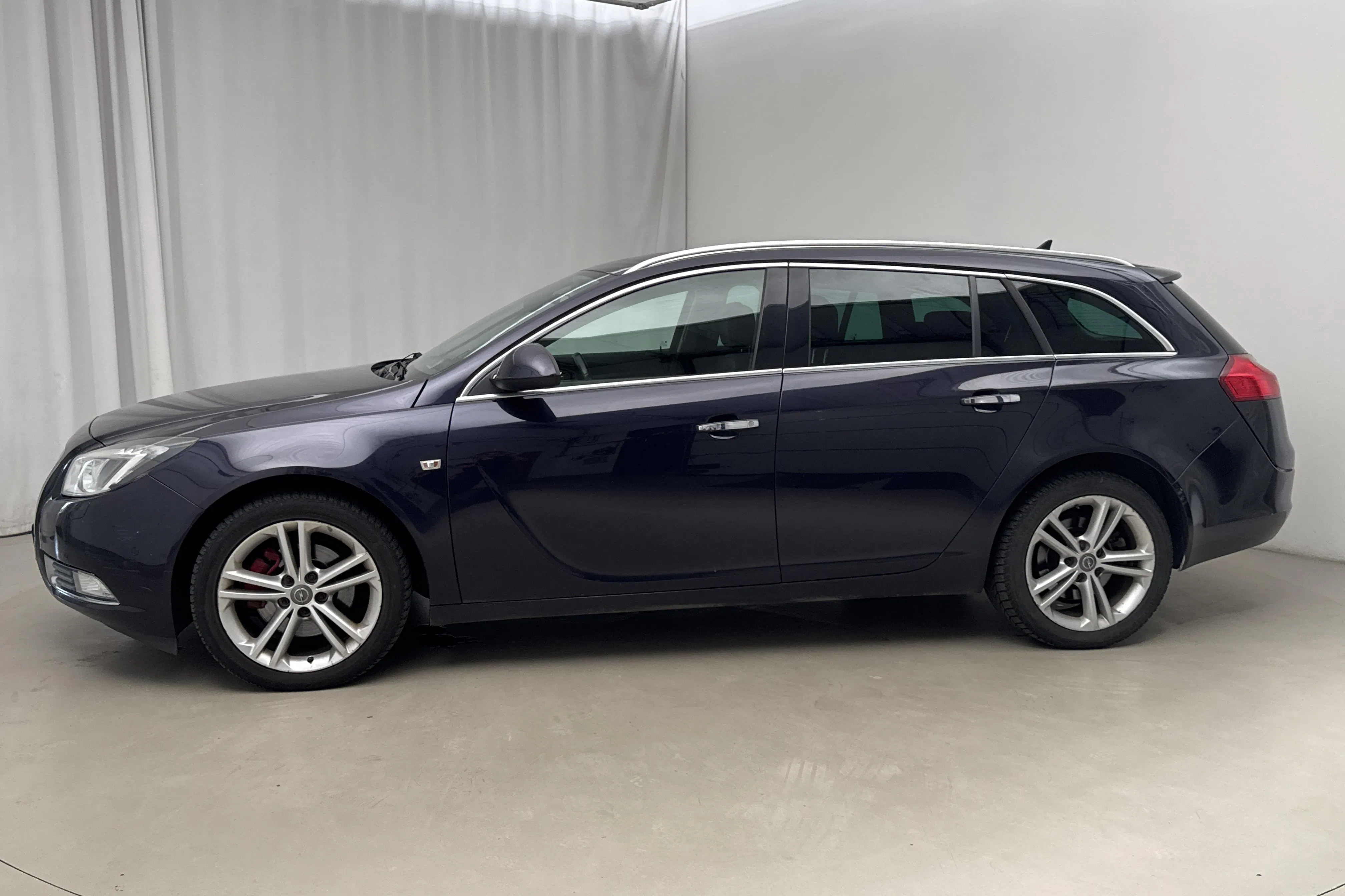 Presentation photo 2 of 13: Opel Insignia 2.0 CDTI 4x4 BiTurbo Sports Tourer (195hk) - 224 270 km - Automatic - blue - 2012