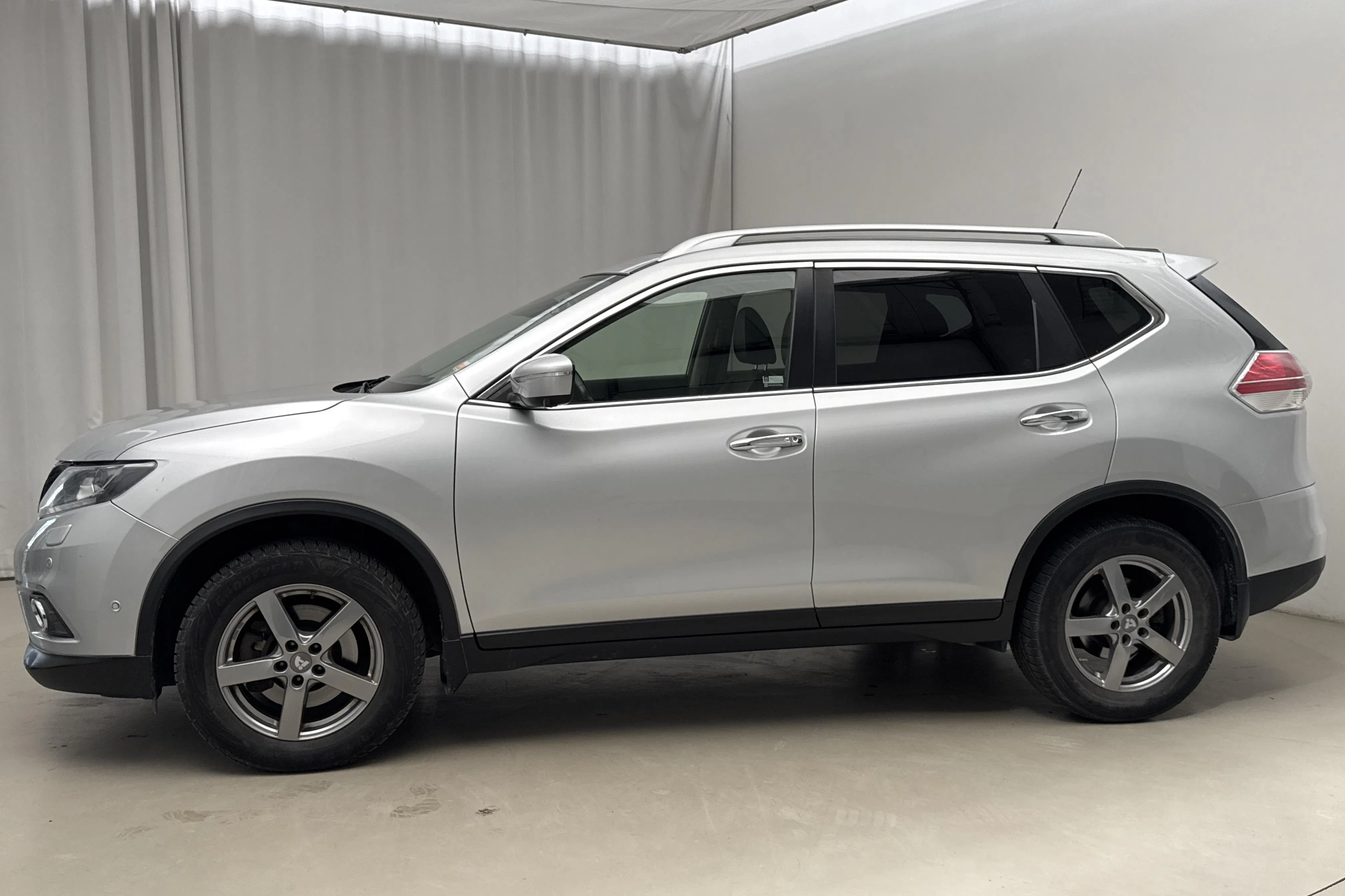 Presentationsfoto 2 av 19: Nissan X-trail 1.6 dCi 2WD (130hk) - 12 032 mil - Automat - silver - 2017