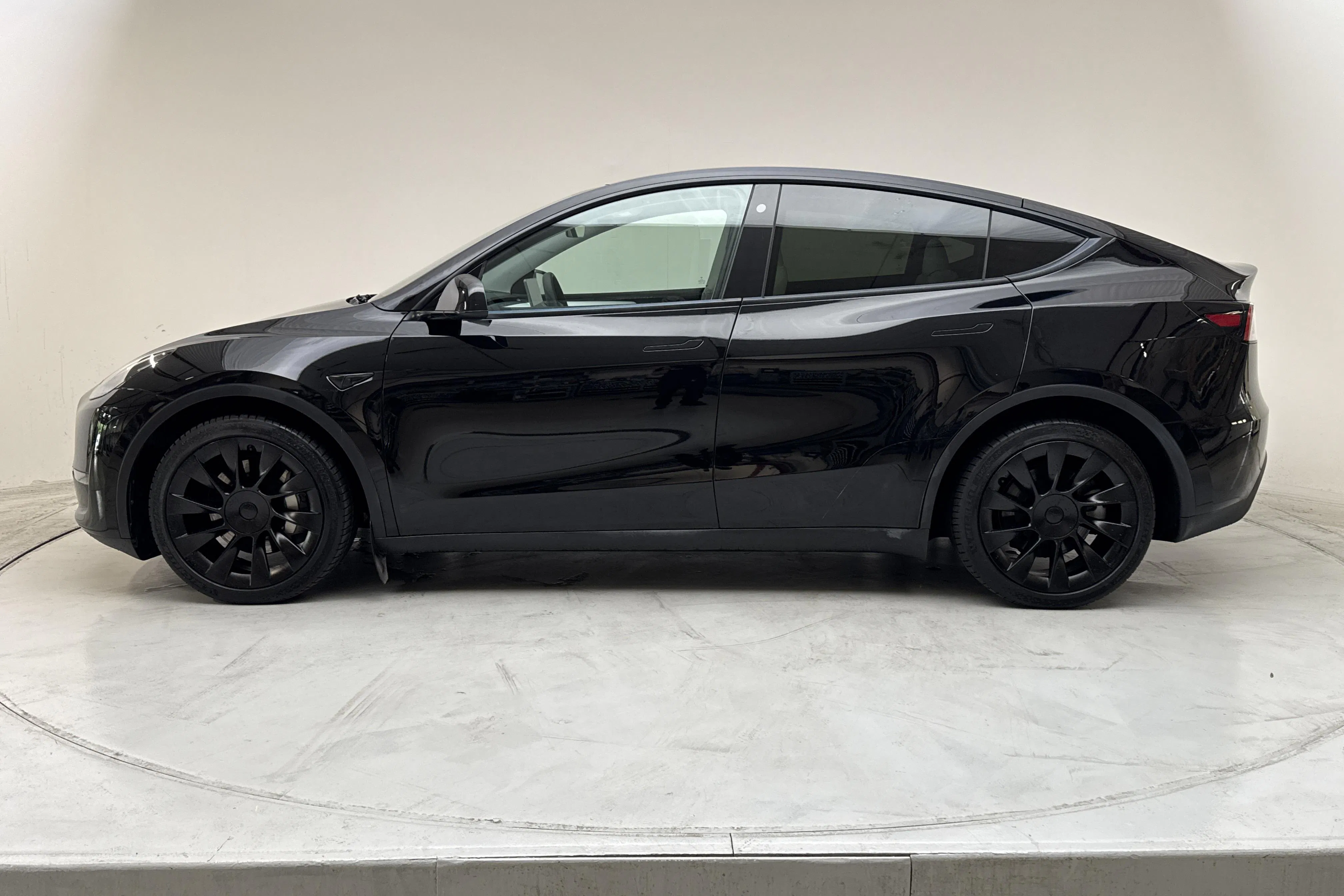 Presentationsfoto 2 av 19: Tesla Model Y Long Range Dual Motor AWD - 7 535 mil - Automat - svart - 2023