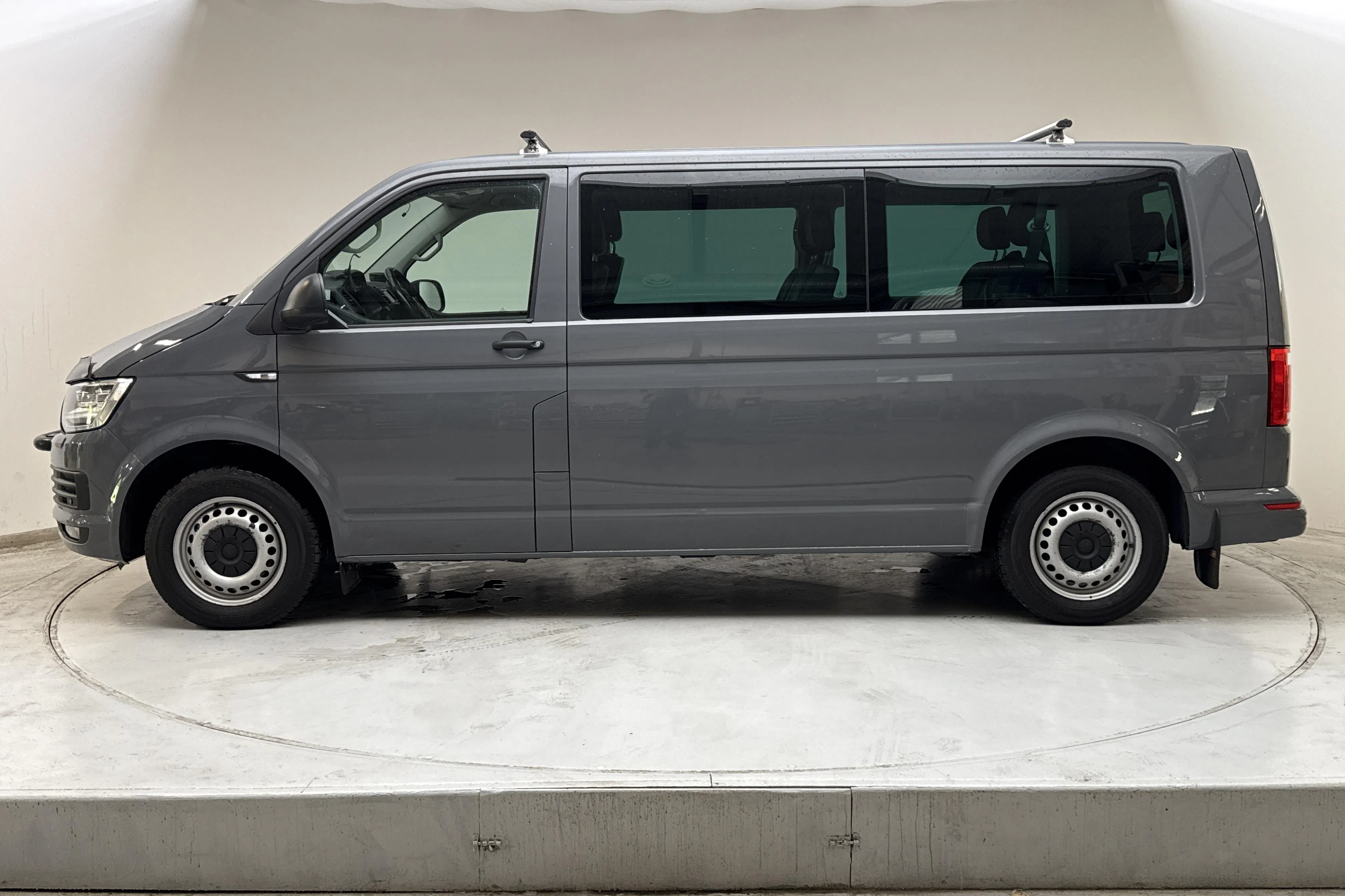 Presentation photo 2 of 17: VW Caravelle T6 2.0 TDI BMT 4MOTION (150hk) - 197 960 km - Automatic - gray - 2019