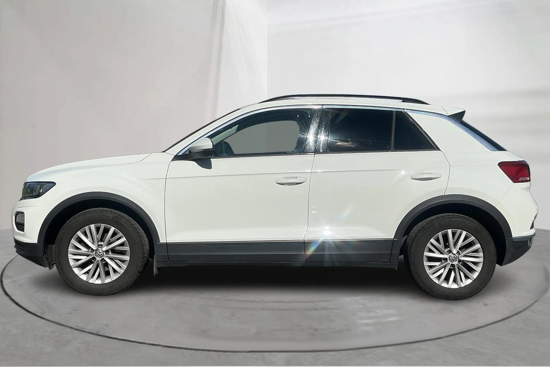 Presentationsfoto 2 av 13: VW T-Roc 1.0 TSI (115hk) - 16 768 mil - Manuell - vit - 2020