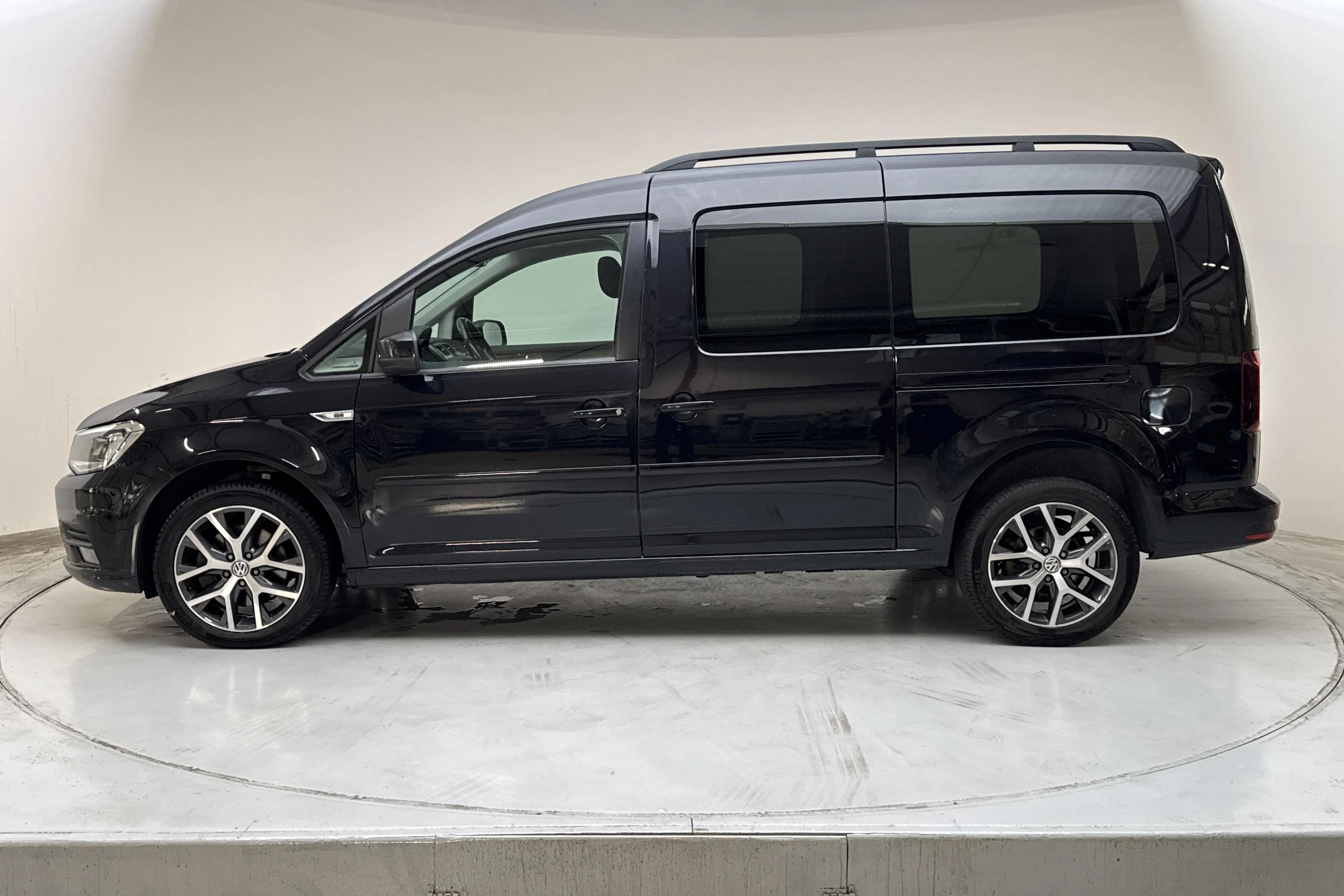 Presentation photo 2 of 17: VW Caddy Maxi Life 2.0 TDI 4MOTION (150hk) - 211 800 km - Automatic - black - 2020