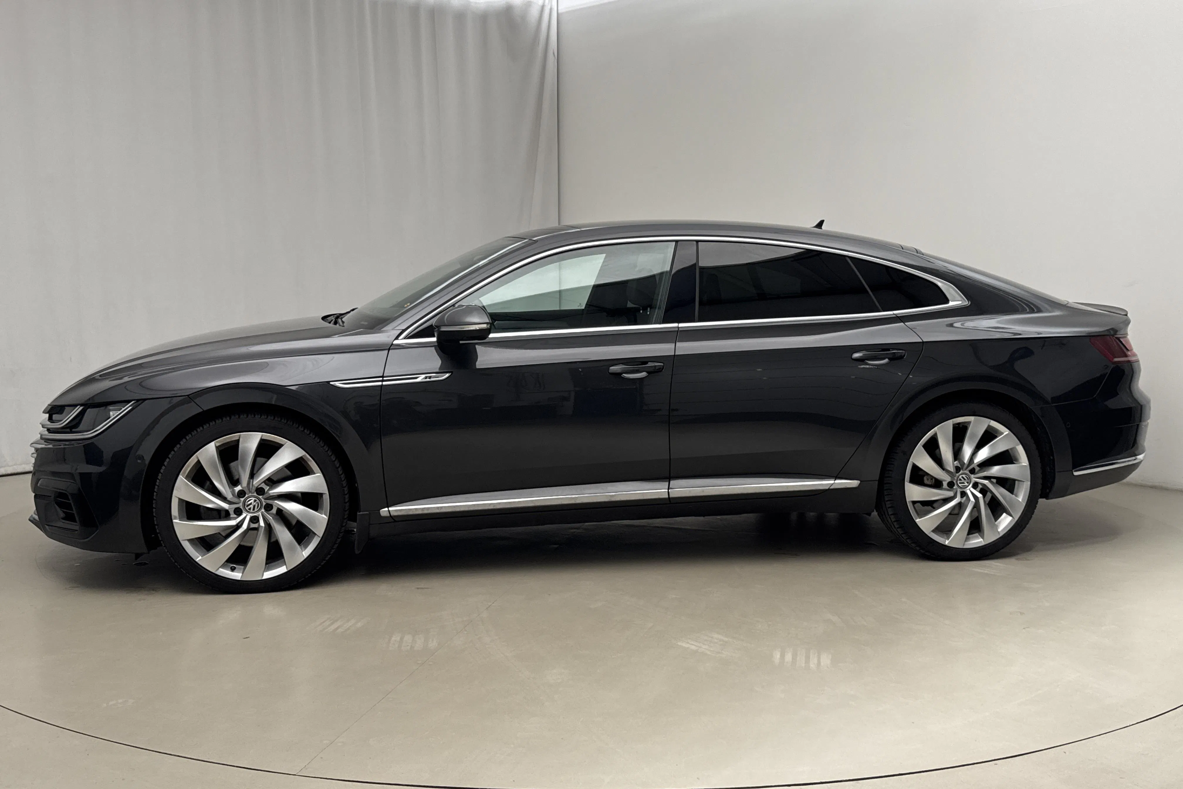 Presentationsfoto 2 av 22: VW Arteon 2.0 TDI 4MOTION (240hk) - 8 513 mil - Automat - Mörkgrå - 2018