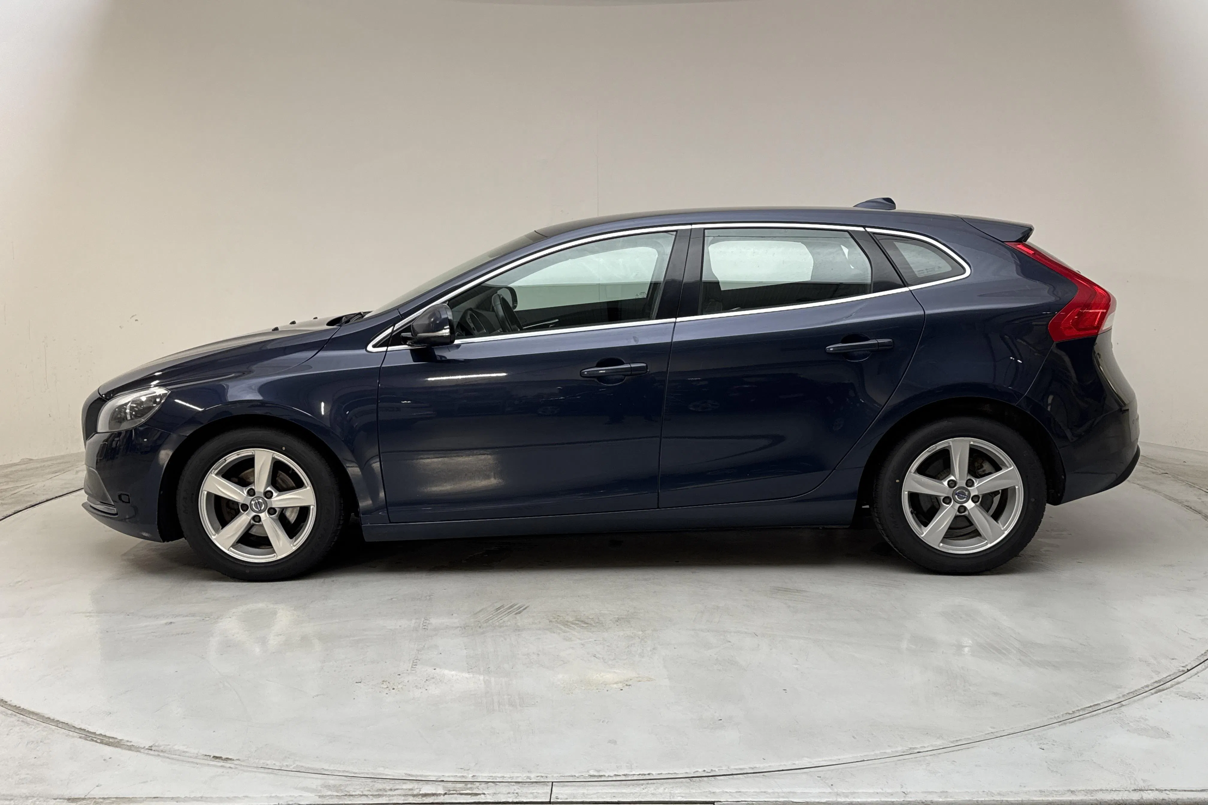 Presentation photo 2 of 13: Volvo V40 D2 (115hk) - 185 060 km - Manual - blue - 2014
