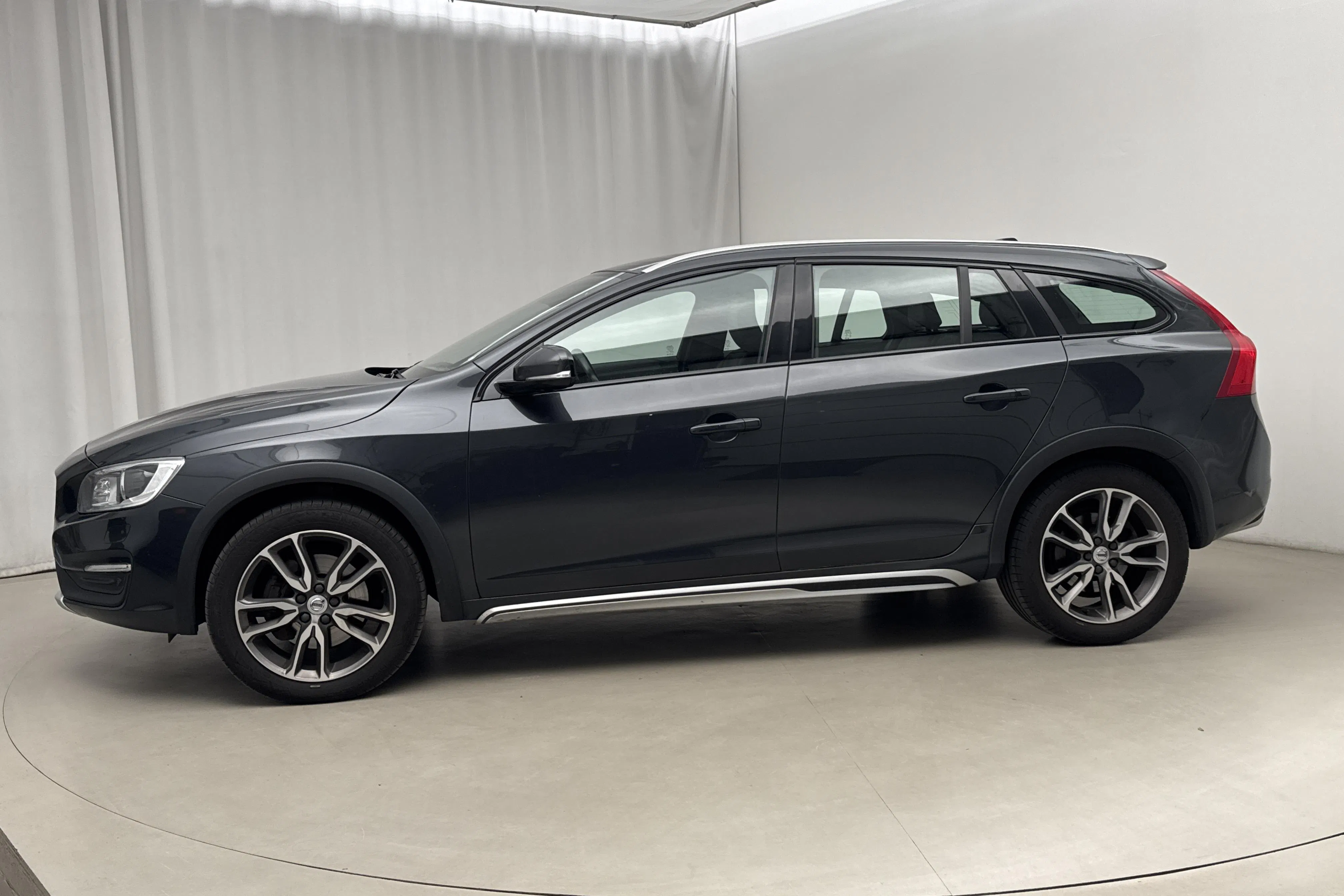 Presentation photo 2 of 18: Volvo V60 D4 Cross Country AWD (190hk) - 180 590 km - Automatic - gray - 2018