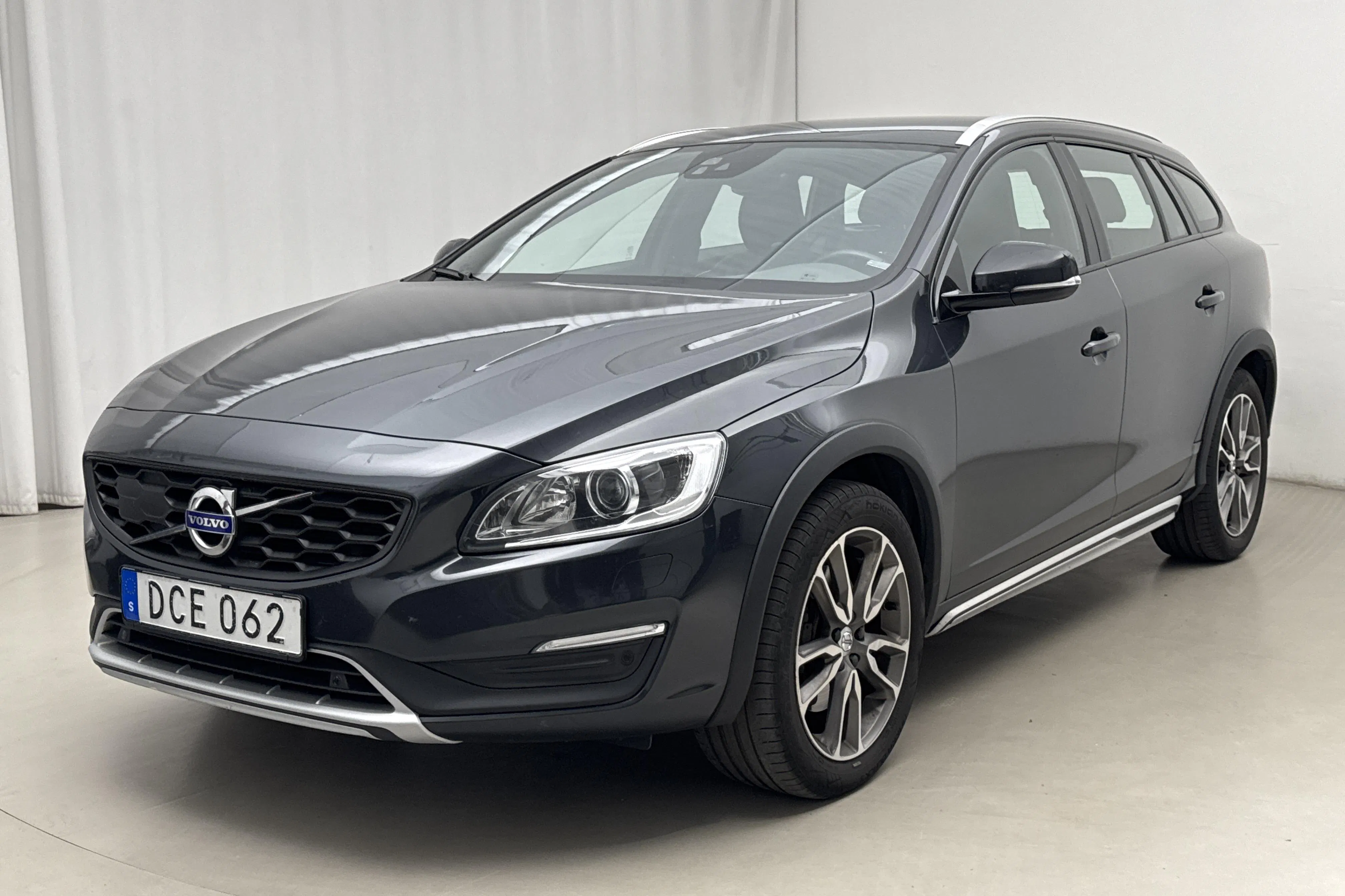 Presentation photo 1 of 18: Volvo V60 D4 Cross Country AWD (190hk) - 180 590 km - Automatic - gray - 2018