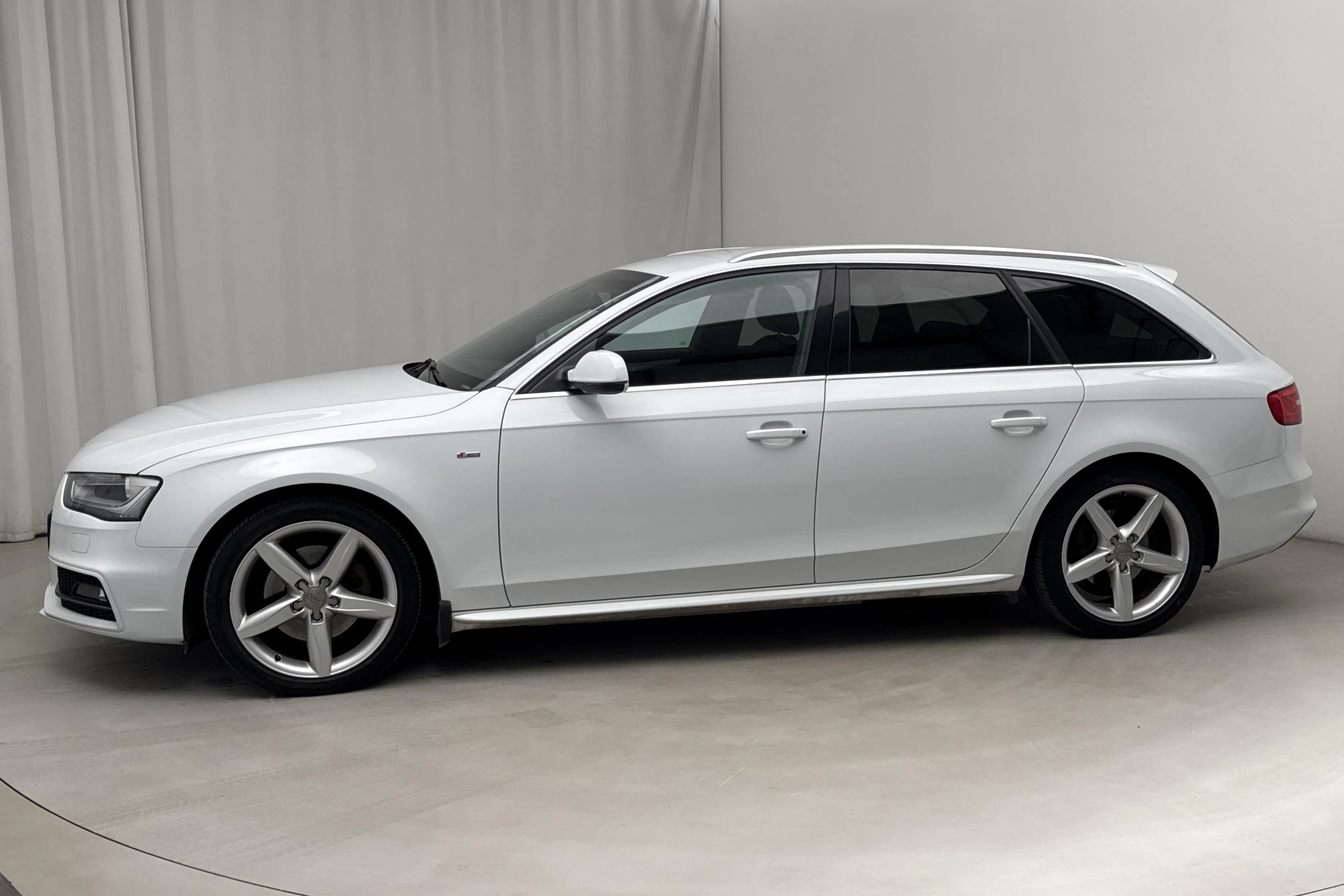 Presentation photo 2 of 14: Audi A4 2.0 TDI Avant quattro (177hk) - 141 870 km - Automatic - white - 2014