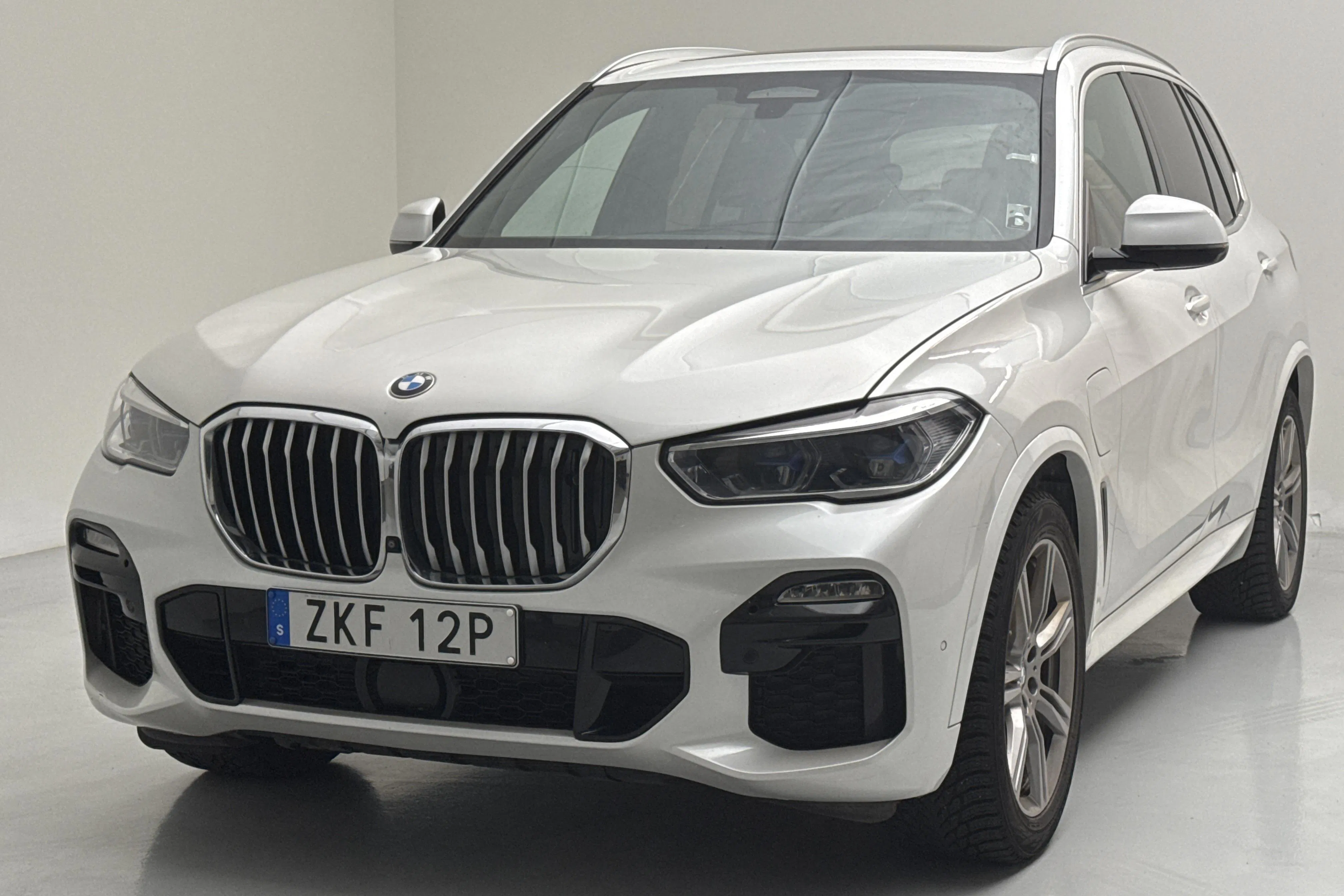 Presentationsfoto 1 av 17: BMW X5 xDrive45e, G05 (394hk) - 14 710 mil - Automat - vit - 2020