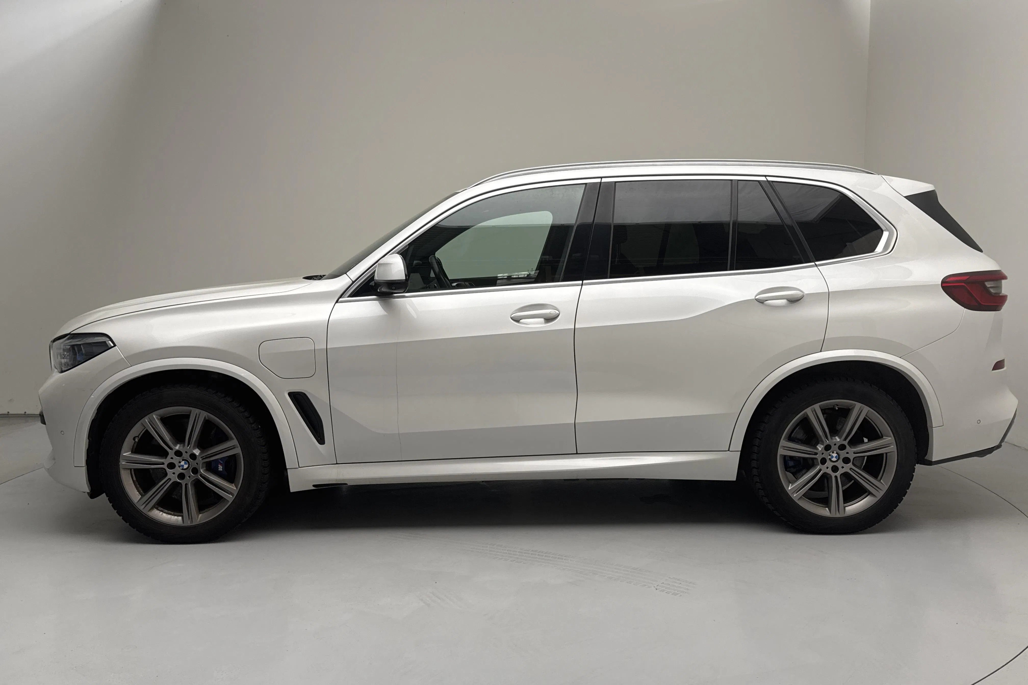 Presentationsfoto 2 av 17: BMW X5 xDrive45e, G05 (394hk) - 14 710 mil - Automat - vit - 2020