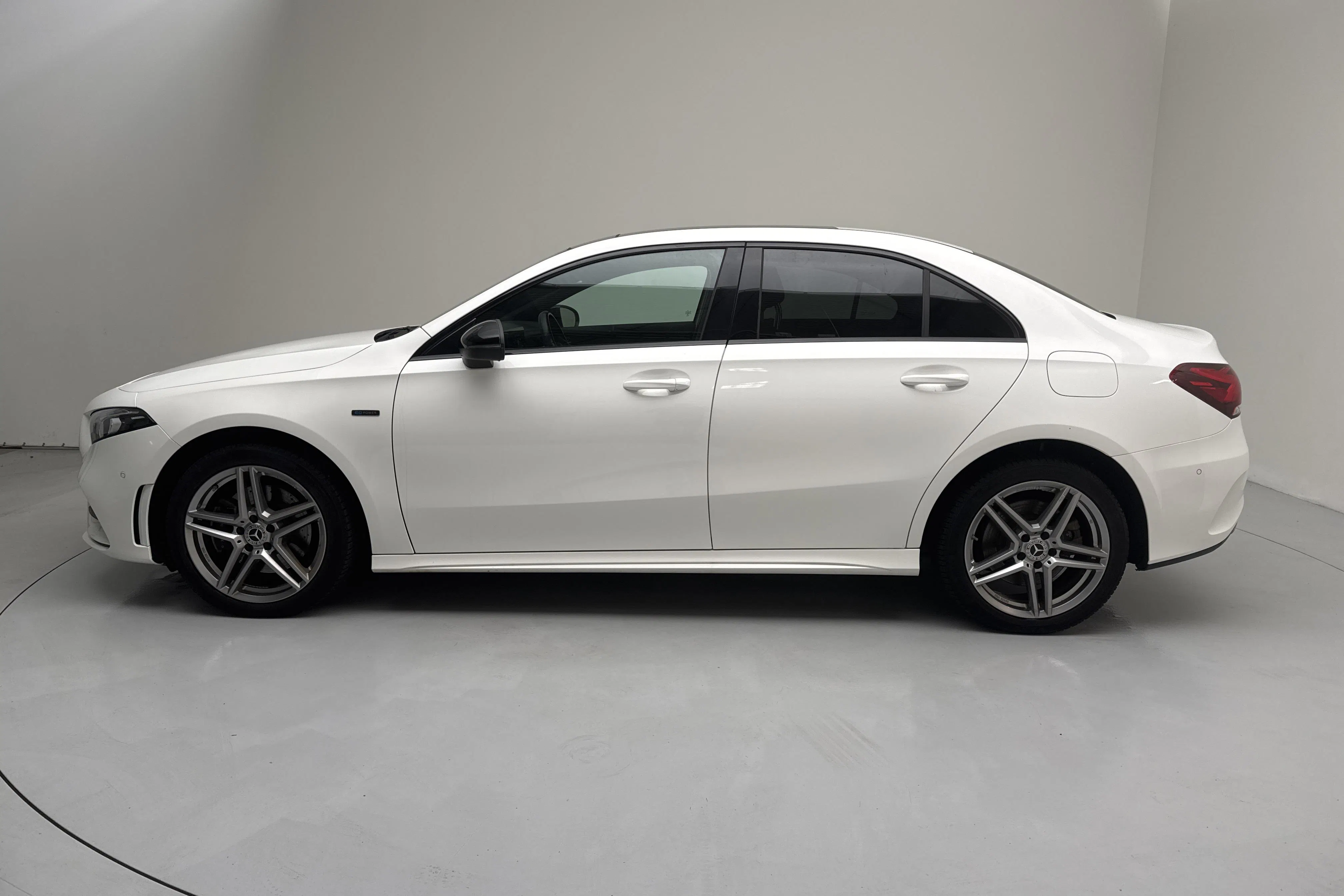 Presentationsfoto 2 av 15: Mercedes A 250 e Sedan V177 (224hk) - 5 771 mil - Automat - vit - 2021