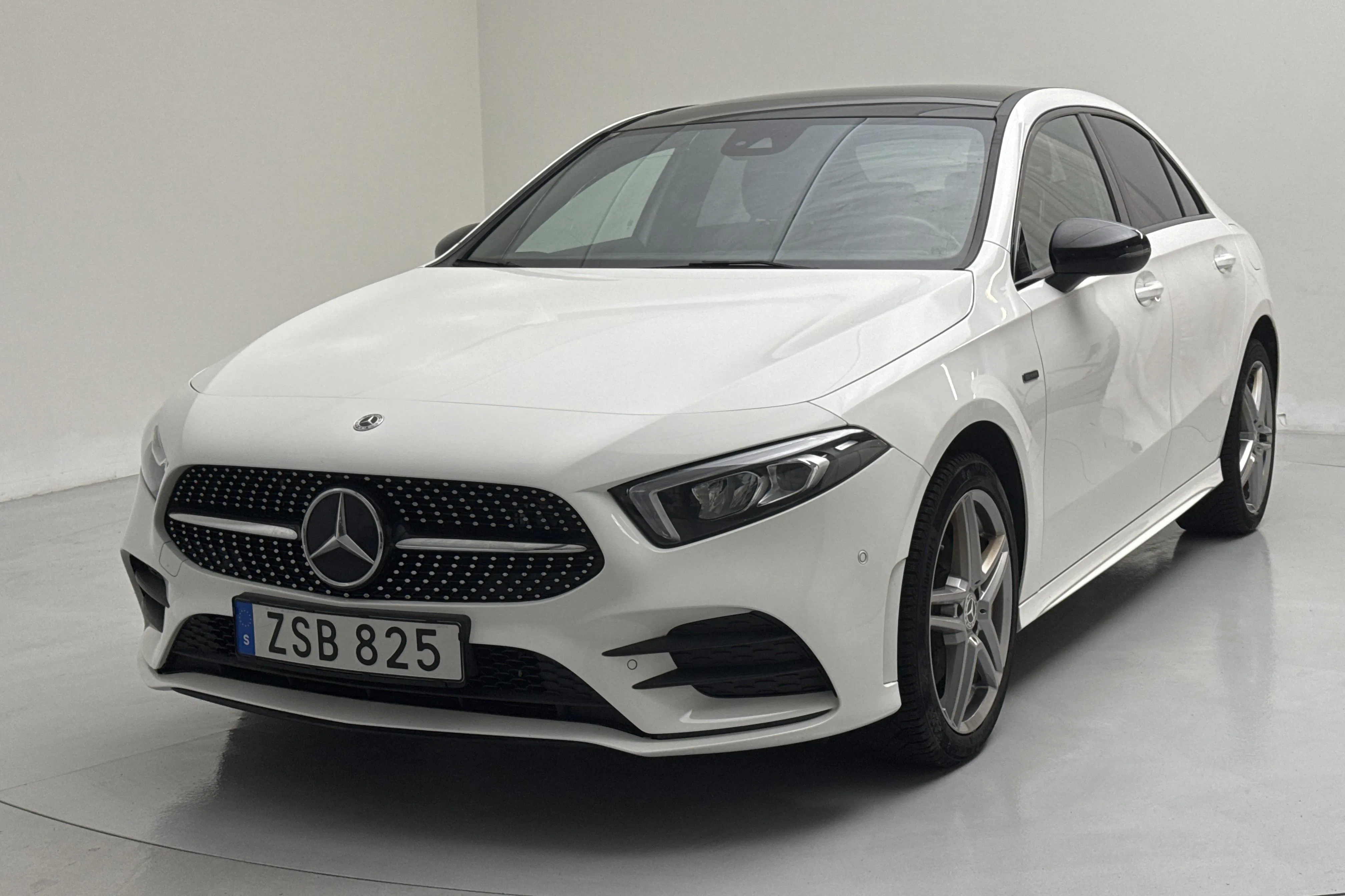Presentationsfoto 1 av 15: Mercedes A 250 e Sedan V177 (224hk) - 5 771 mil - Automat - vit - 2021