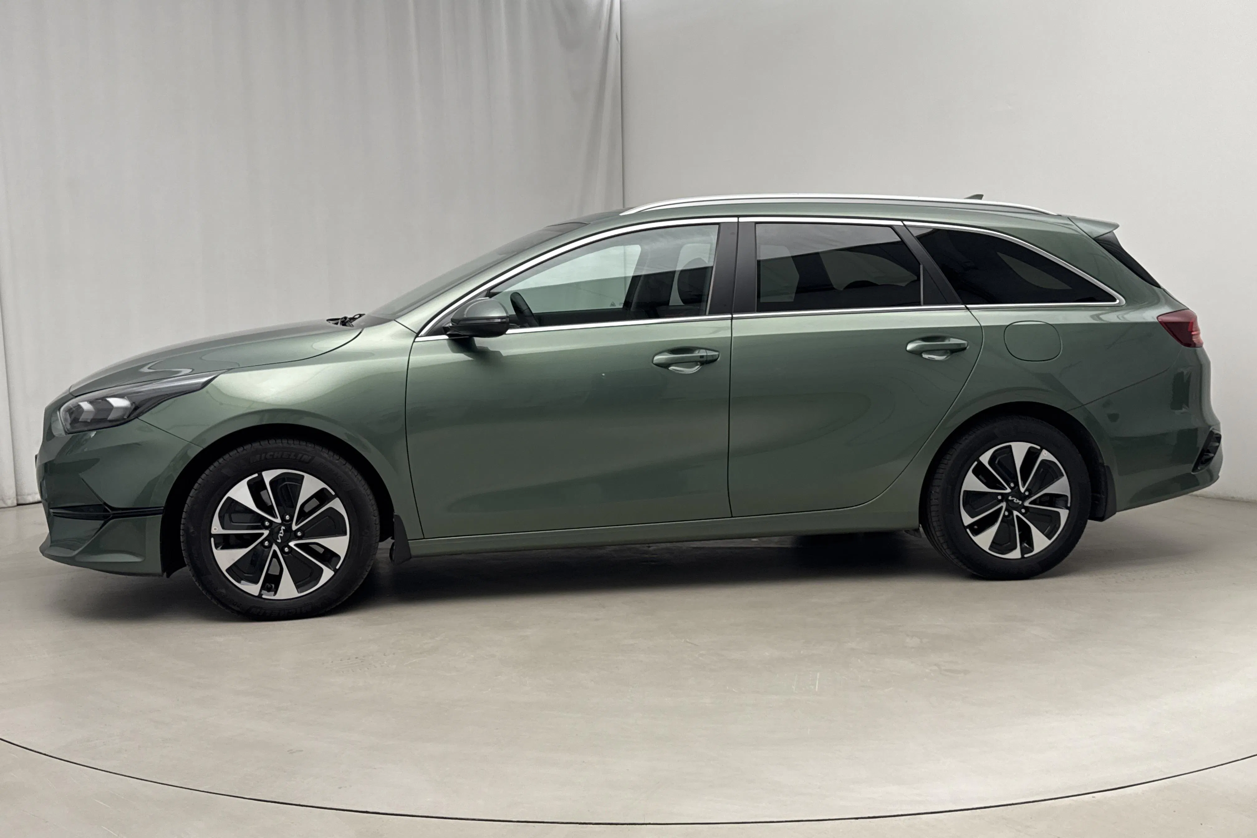 Presentationsfoto 2 av 19: KIA Ceed 1.5 T-GDi SW (140hk) - 5 280 mil - Automat - grön - 2025