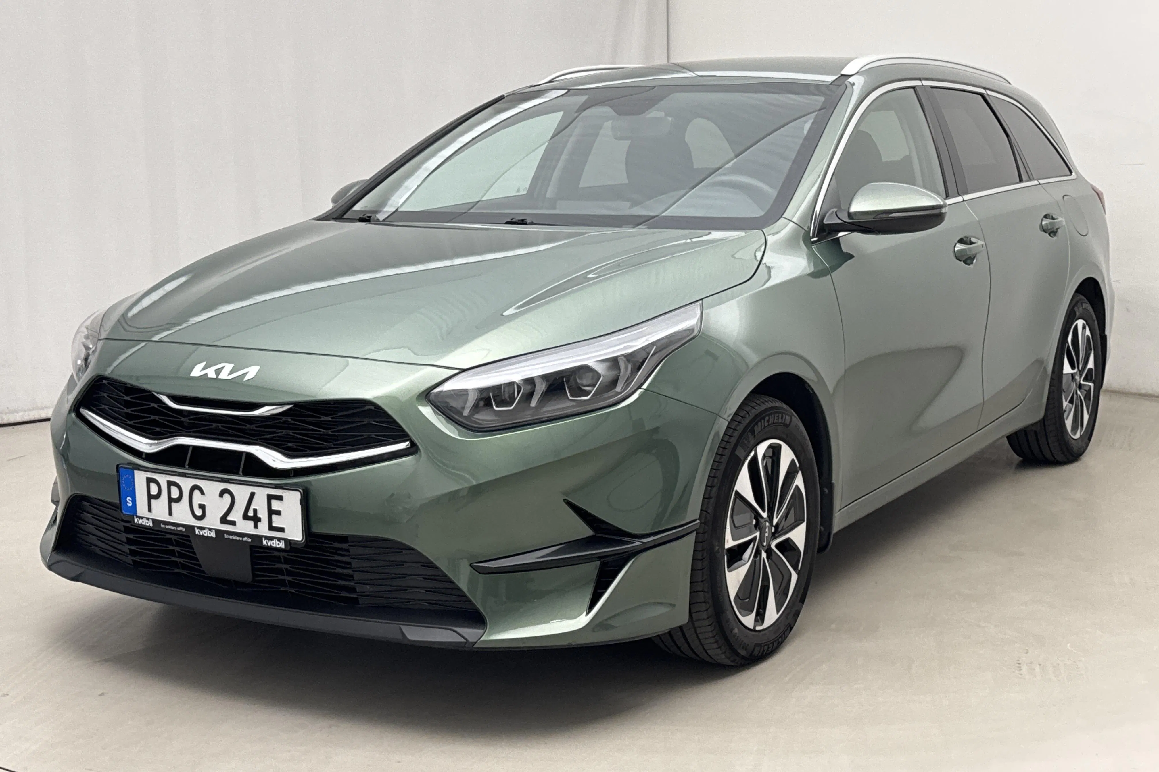 Presentationsfoto 1 av 19: KIA Ceed 1.5 T-GDi SW (140hk) - 5 280 mil - Automat - grön - 2025