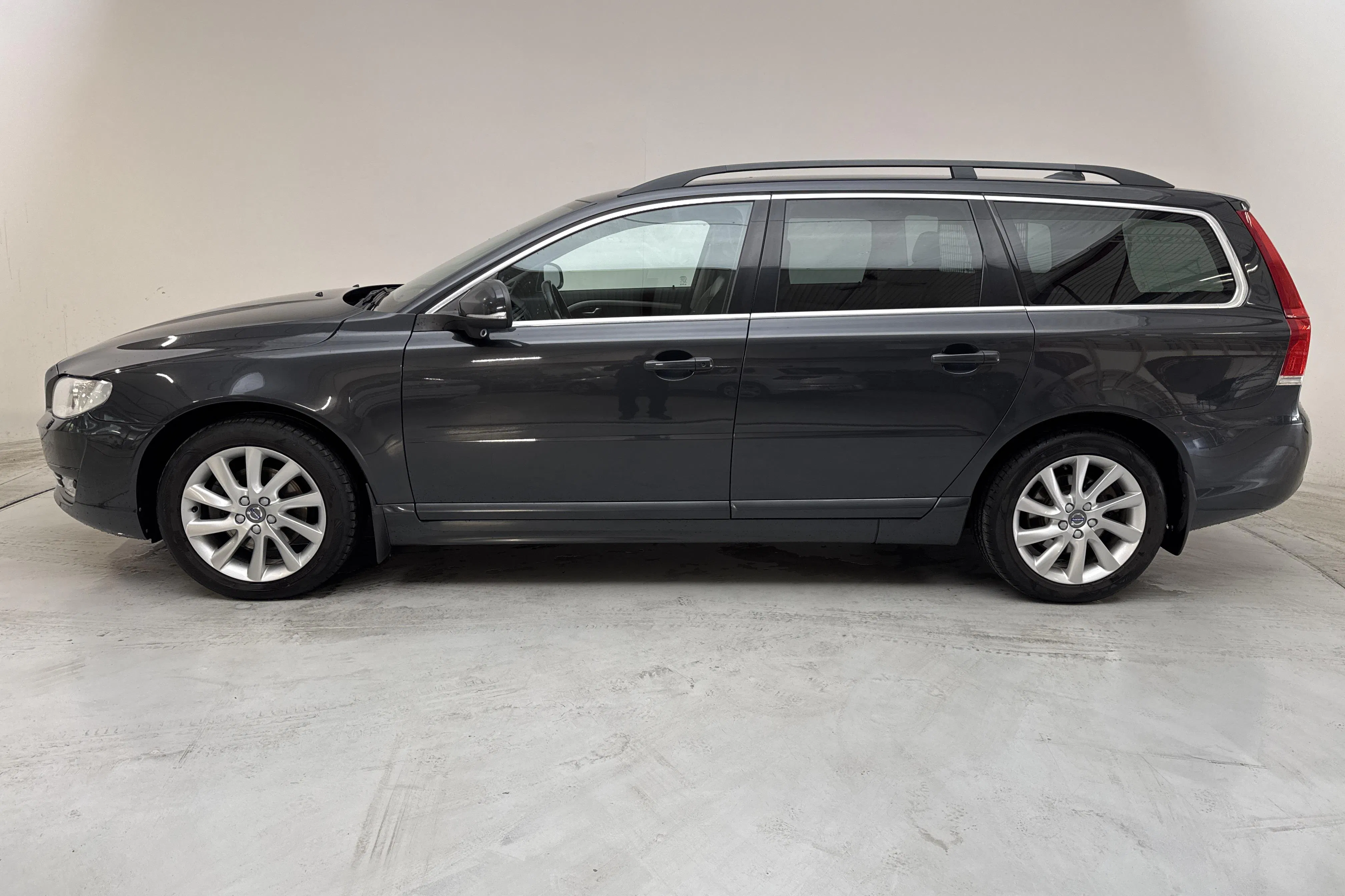 Presentation photo 2 of 15: Volvo V70 II D4 (181hk) - 26 237 Scandinavian mile - Manual - gray - 2015