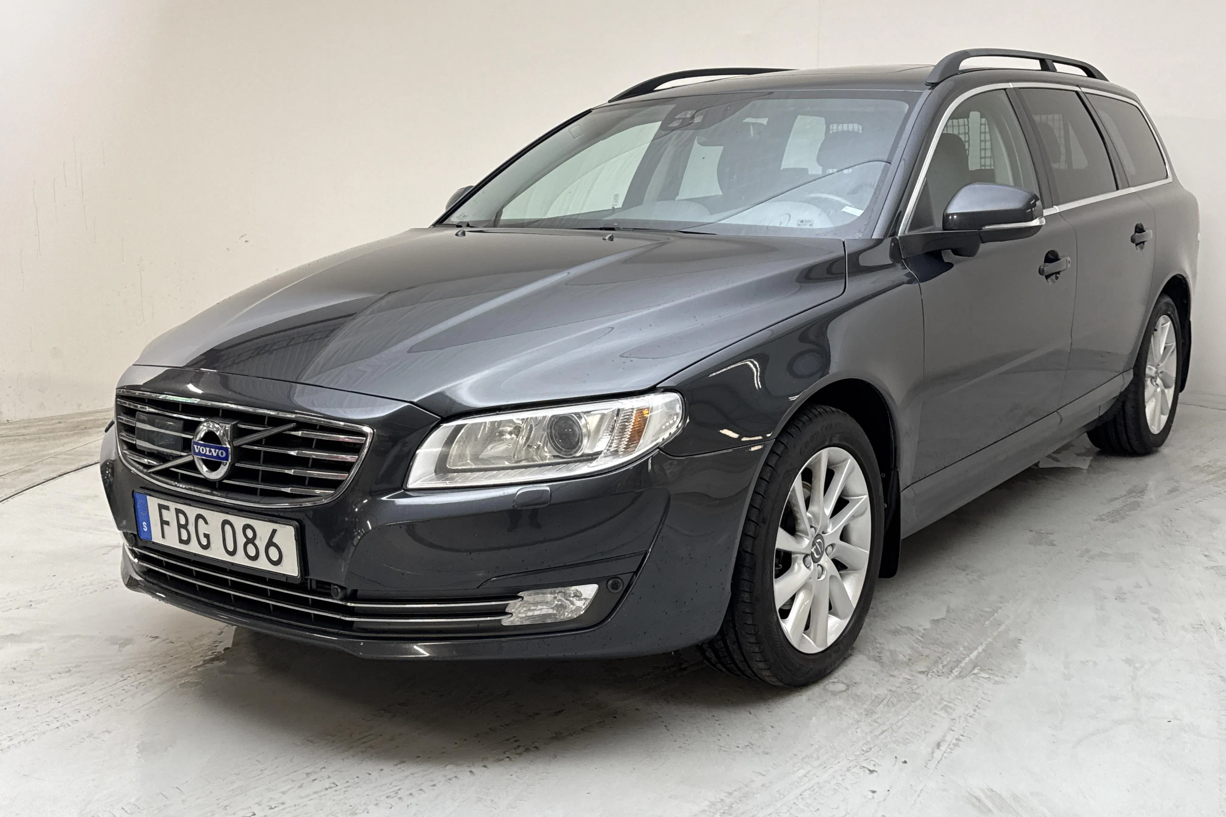 Presentation photo 1 of 15: Volvo V70 II D4 (181hk) - 26 237 Scandinavian mile - Manual - gray - 2015