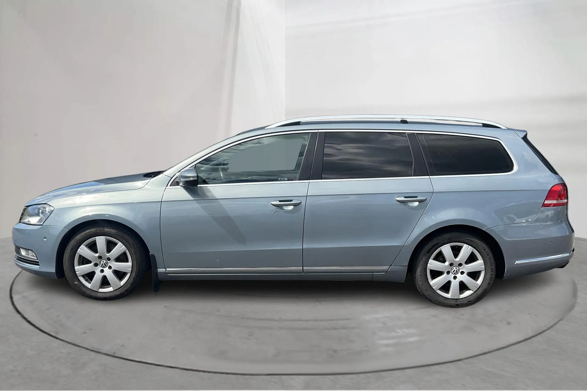 Presentation photo 2 of 15: VW Passat 2.0 TDI BlueMotion Technology Variant 4Motion (170hk) - 299 470 km - Automatic - light grey - 2011
