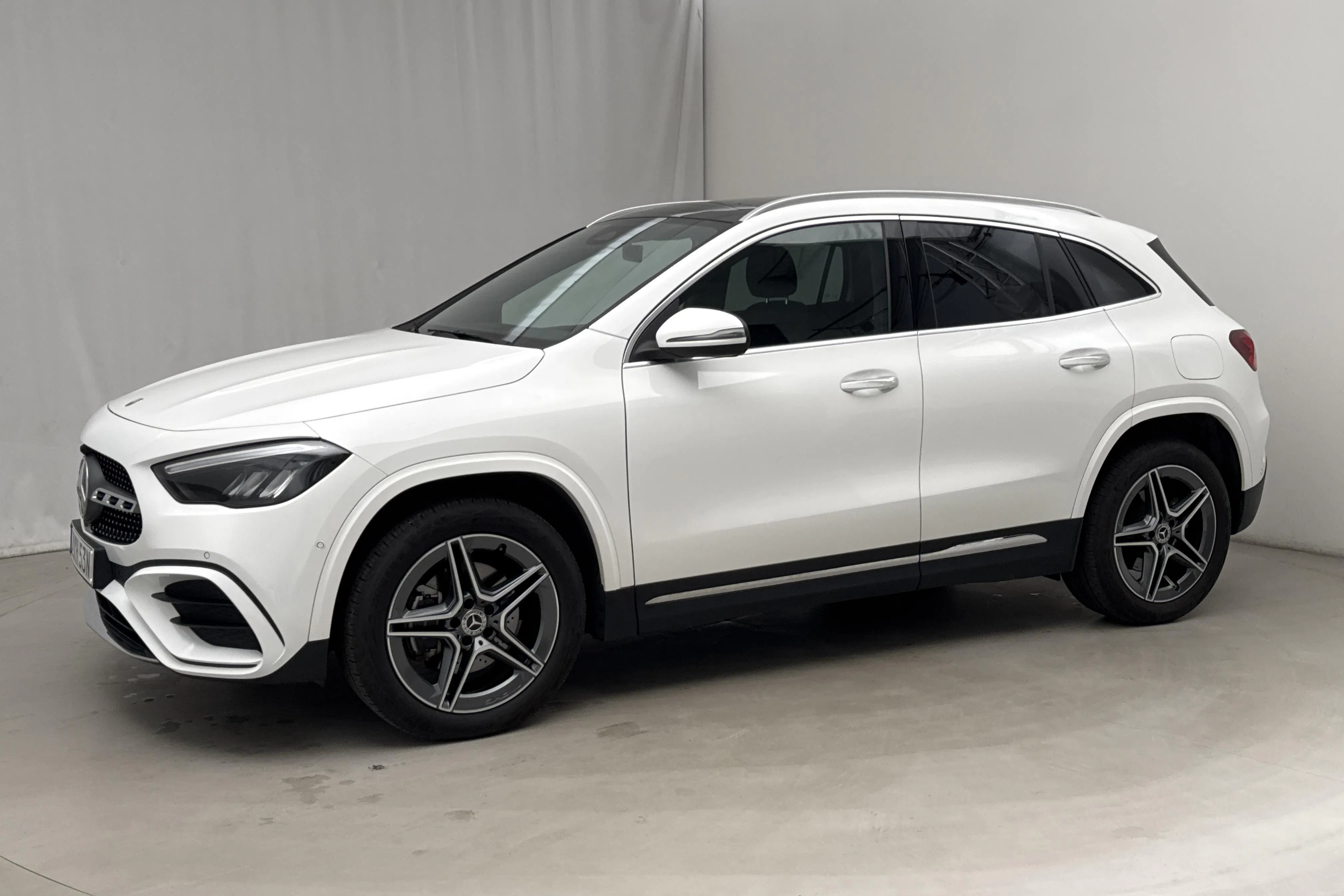 Presentationsfoto 2 av 23: Mercedes GLA 250 e H247 (218hk) - 3 034 mil - Automat - vit - 2024