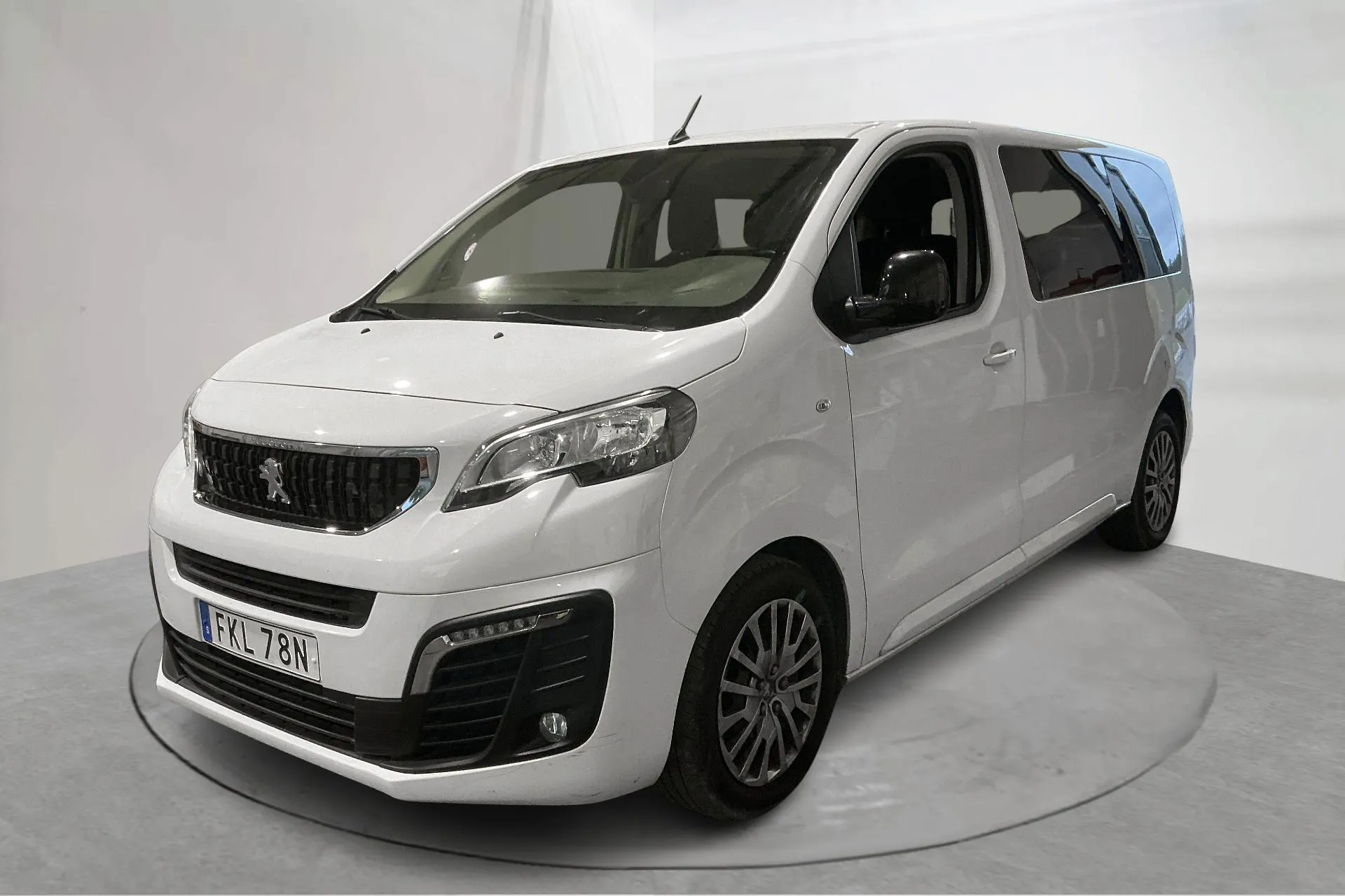 Presentation photo 1 of 16: Peugeot Traveller BlueHDi (140hk) - 77 580 km - Automatic - white - 2023