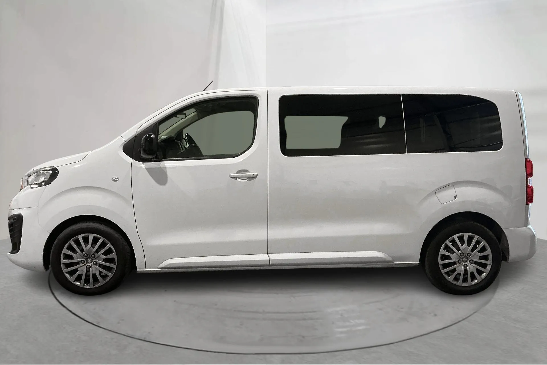 Presentation photo 2 of 16: Peugeot Traveller BlueHDi (140hk) - 77 580 km - Automatic - white - 2023