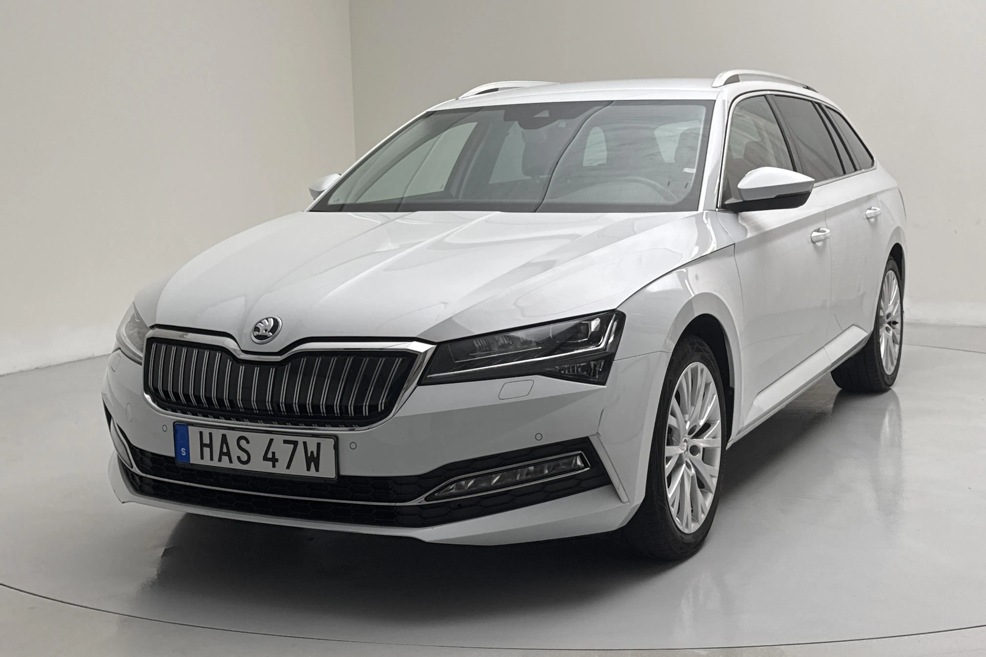 Presentation photo 1 of 17: Skoda Superb 1.4 TSI PHEV Kombi (218hk) - 98 840 km - Automatic - white - 2023
