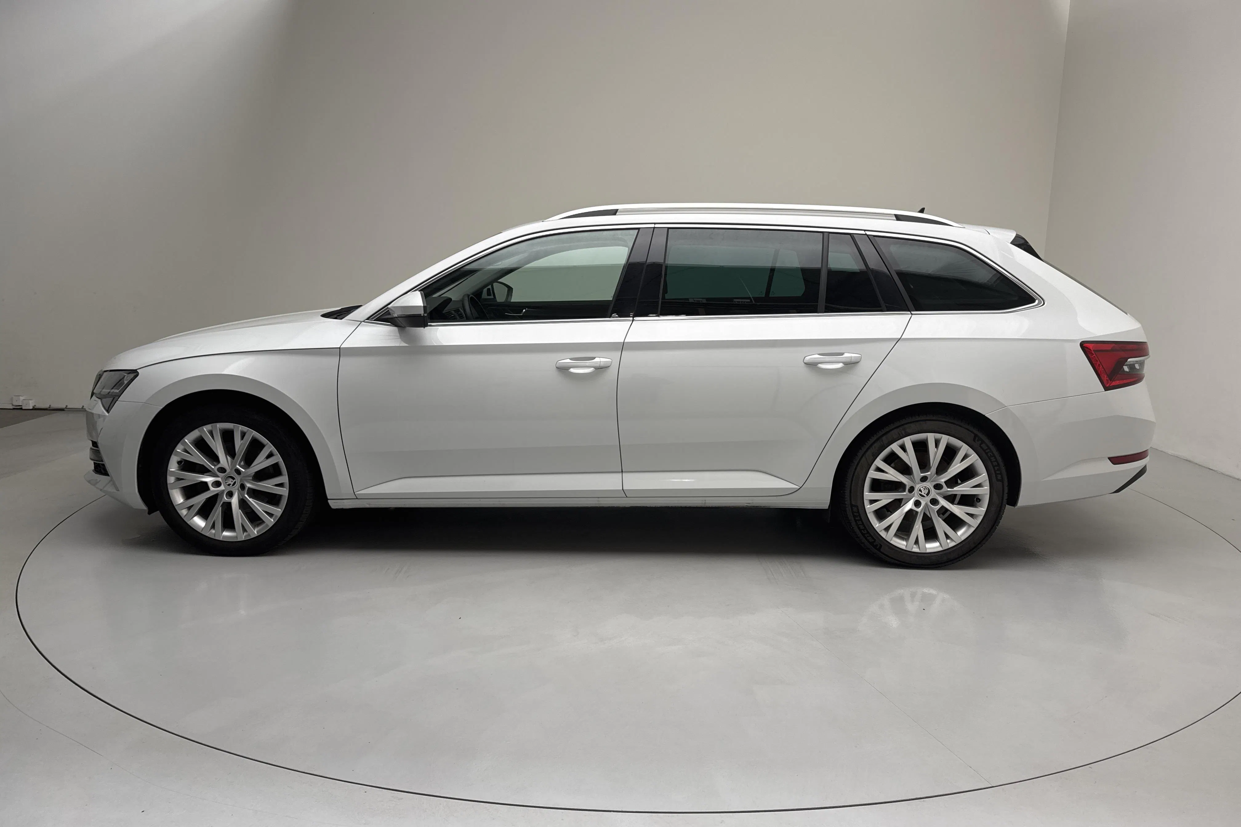 Presentation photo 2 of 17: Skoda Superb 1.4 TSI PHEV Kombi (218hk) - 98 840 km - Automatic - white - 2023