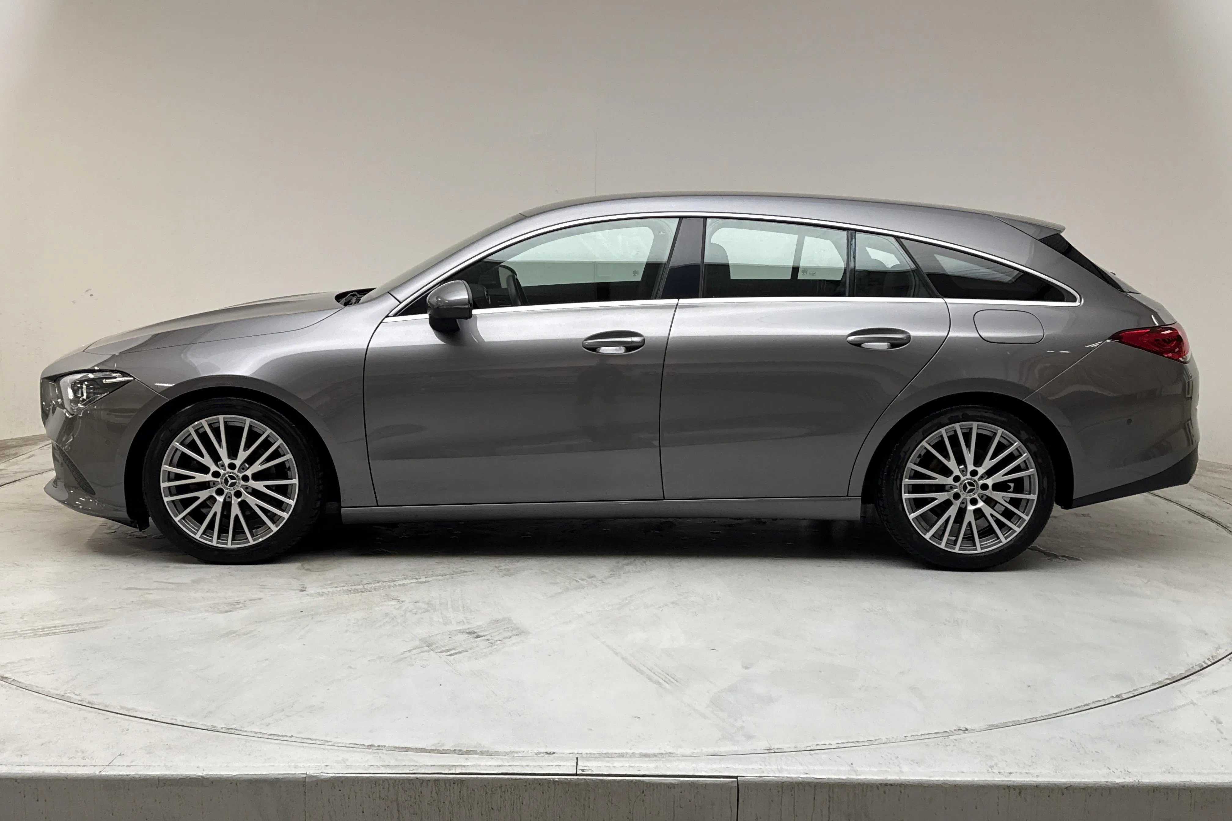 Presentation photo 2 of 14: Mercedes CLA 180 Shooting Brake X118 (136hk) - 74 460 km - Automatic - dark grey - 2020