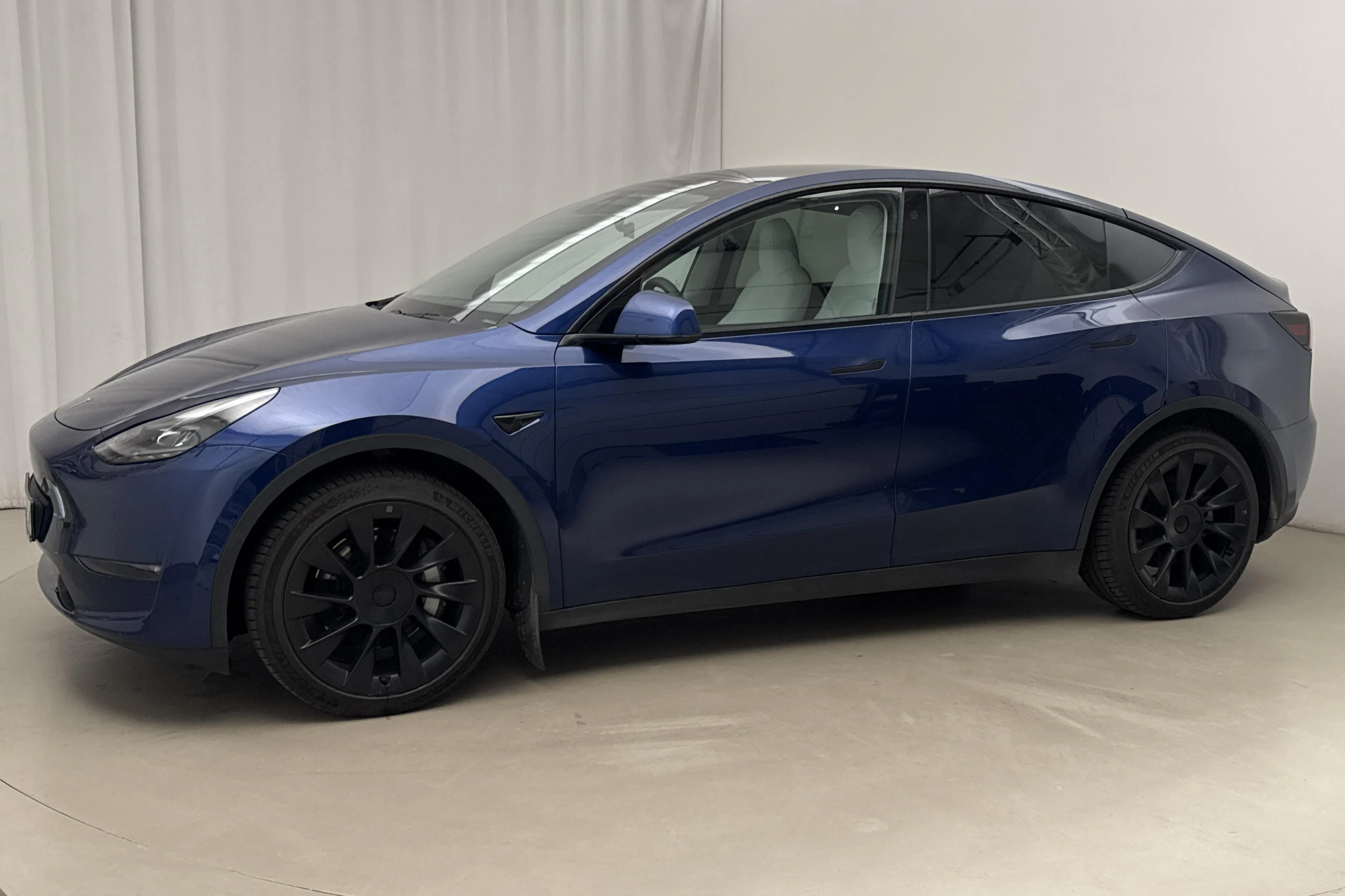 Presentation photo 2 of 22: Tesla Model Y Long Range Dual Motor AWD - 49 400 km - Automatic - blue - 2024