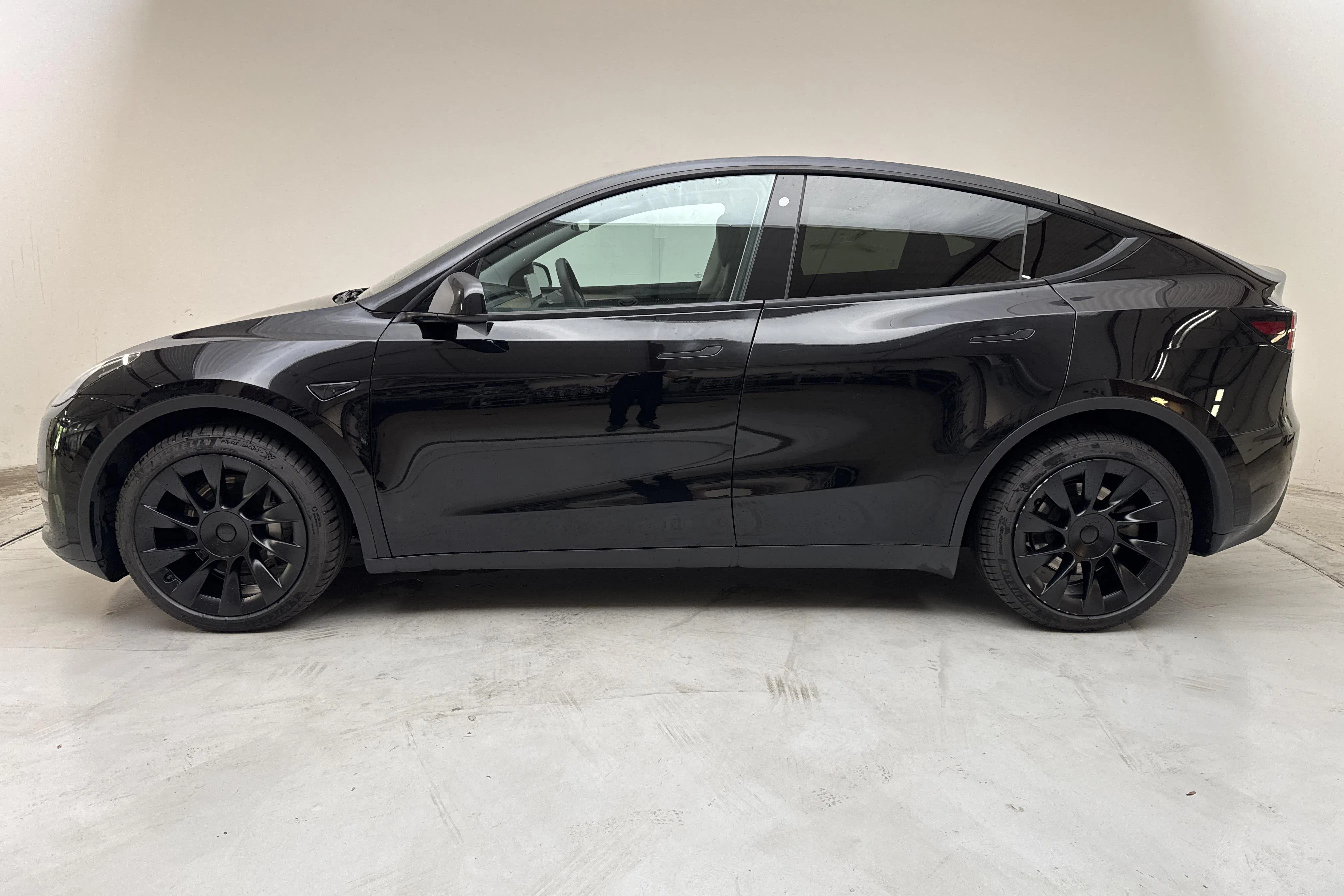 Presentationsfoto 2 av 18: Tesla Model Y Long Range Dual Motor AWD - 10 392 mil - Automat - svart - 2022