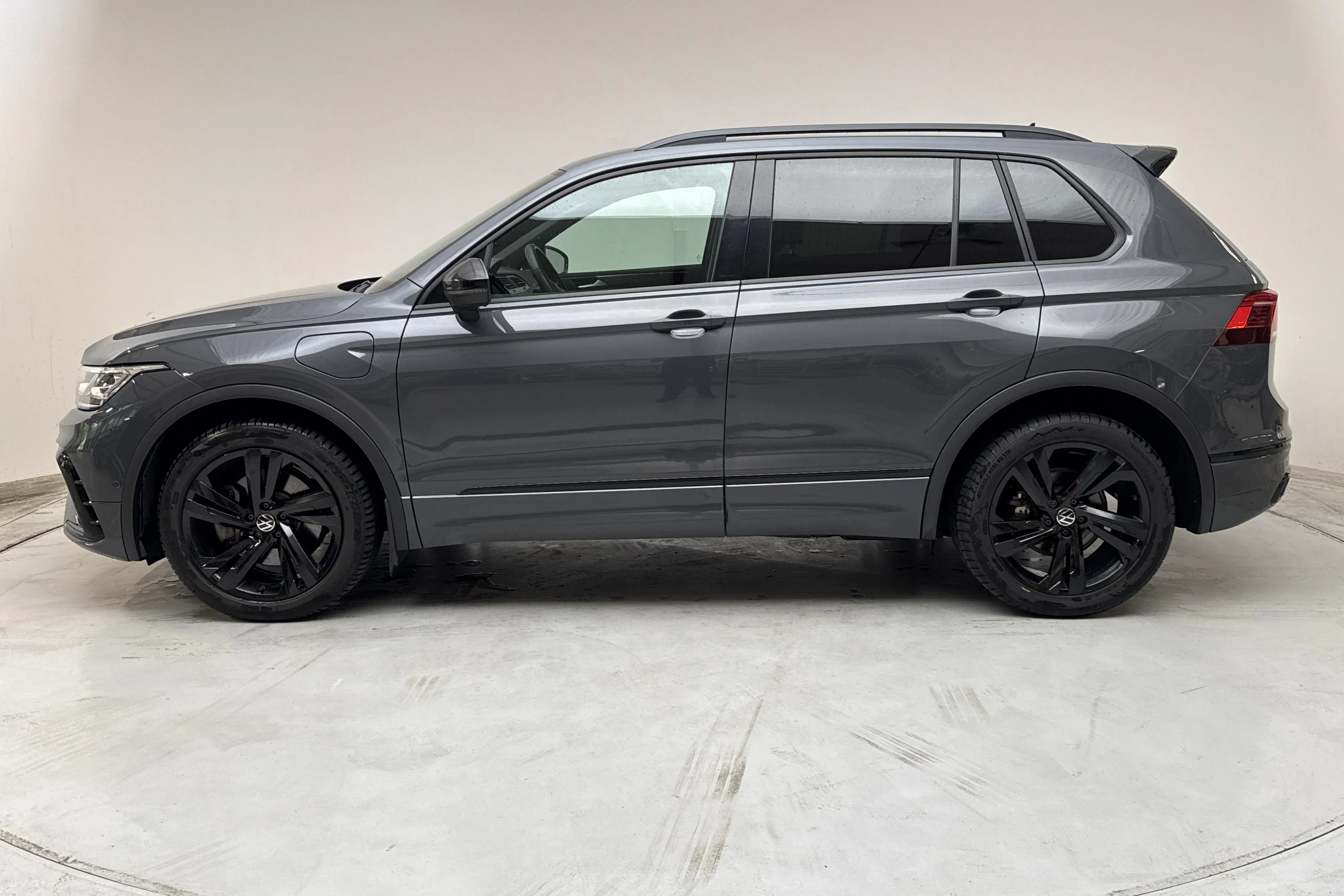 Presentationsfoto 2 av 18: VW Tiguan 1.4 TSI eHybrid (245hk) - 8 981 mil - Automat - Mörkgrå - 2023
