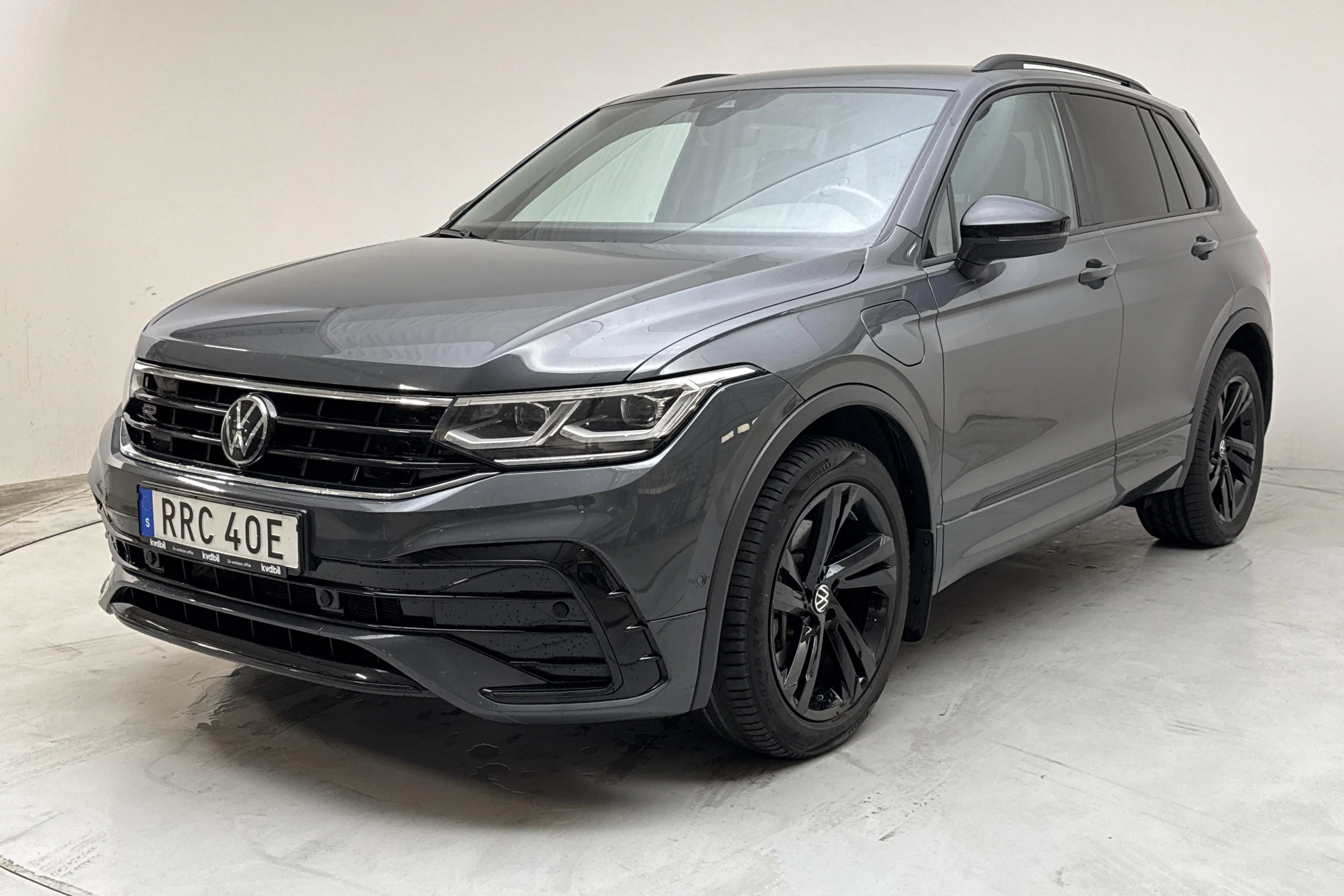 Presentationsfoto 1 av 18: VW Tiguan 1.4 TSI eHybrid (245hk) - 8 981 mil - Automat - Mörkgrå - 2023