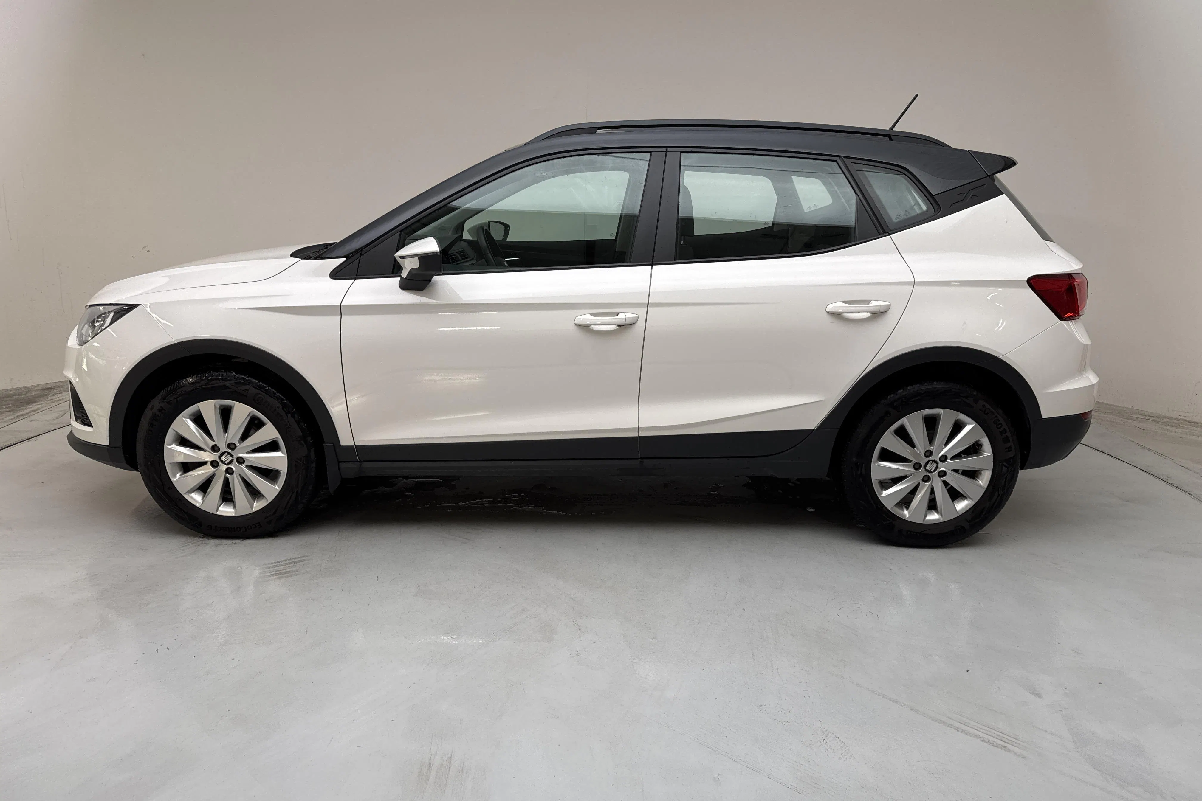 Presentationsfoto 2 av 12: Seat Arona 1.0 TSI 5dr (95hk) - 5 727 mil - Manuell - vit - 2021