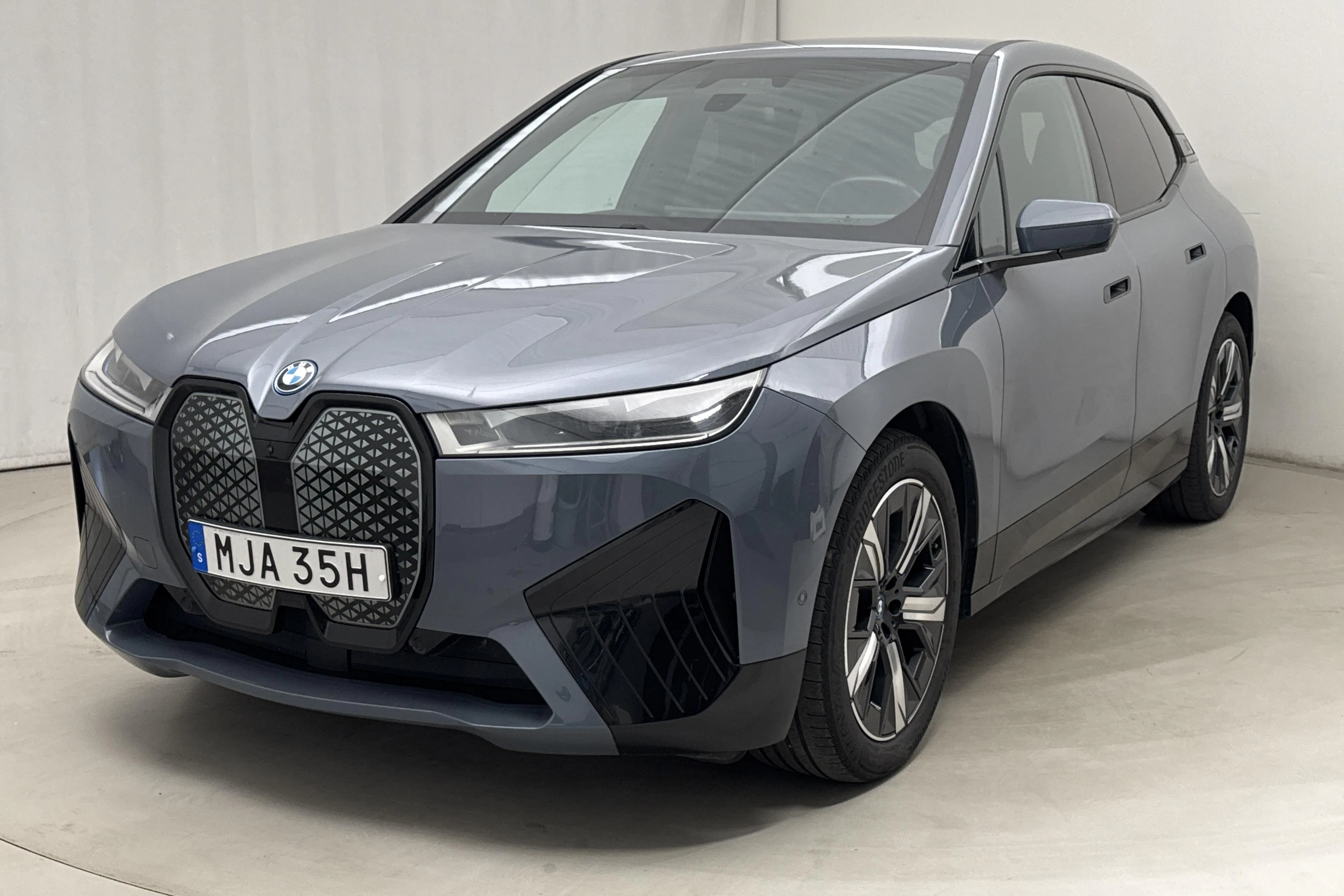 Presentation photo 1 of 22: BMW iX xDrive50, I20 (520hk) - 49 380 km - Automatic - gray - 2024