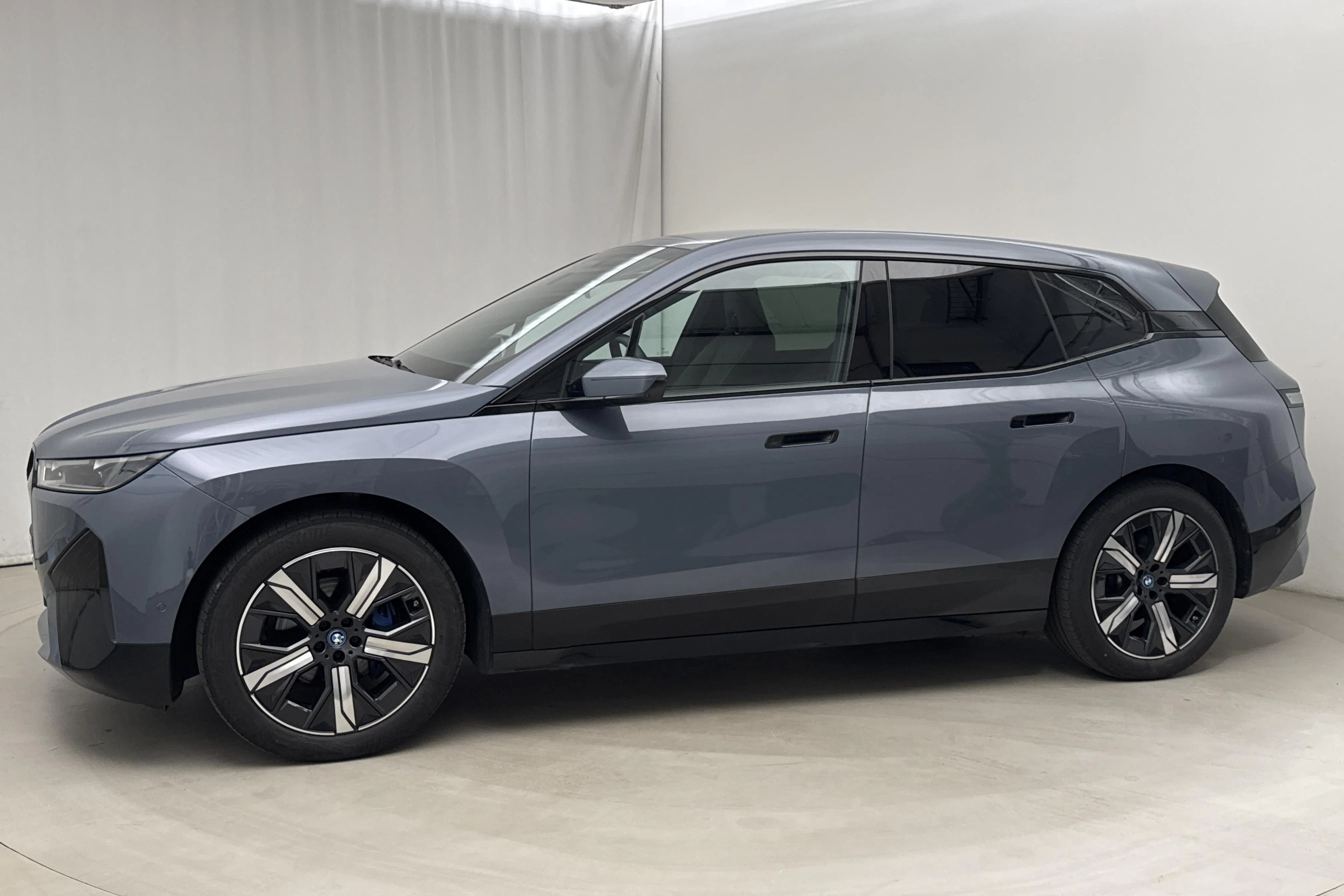 Presentation photo 2 of 22: BMW iX xDrive50, I20 (520hk) - 49 380 km - Automatic - gray - 2024