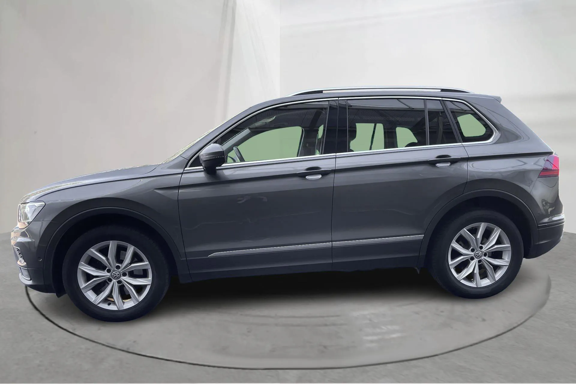 Presentation photo 2 of 17: VW Tiguan 2.0 TSI 4MOTION (190hk) - 95 670 km - Automatic - dark grey - 2020