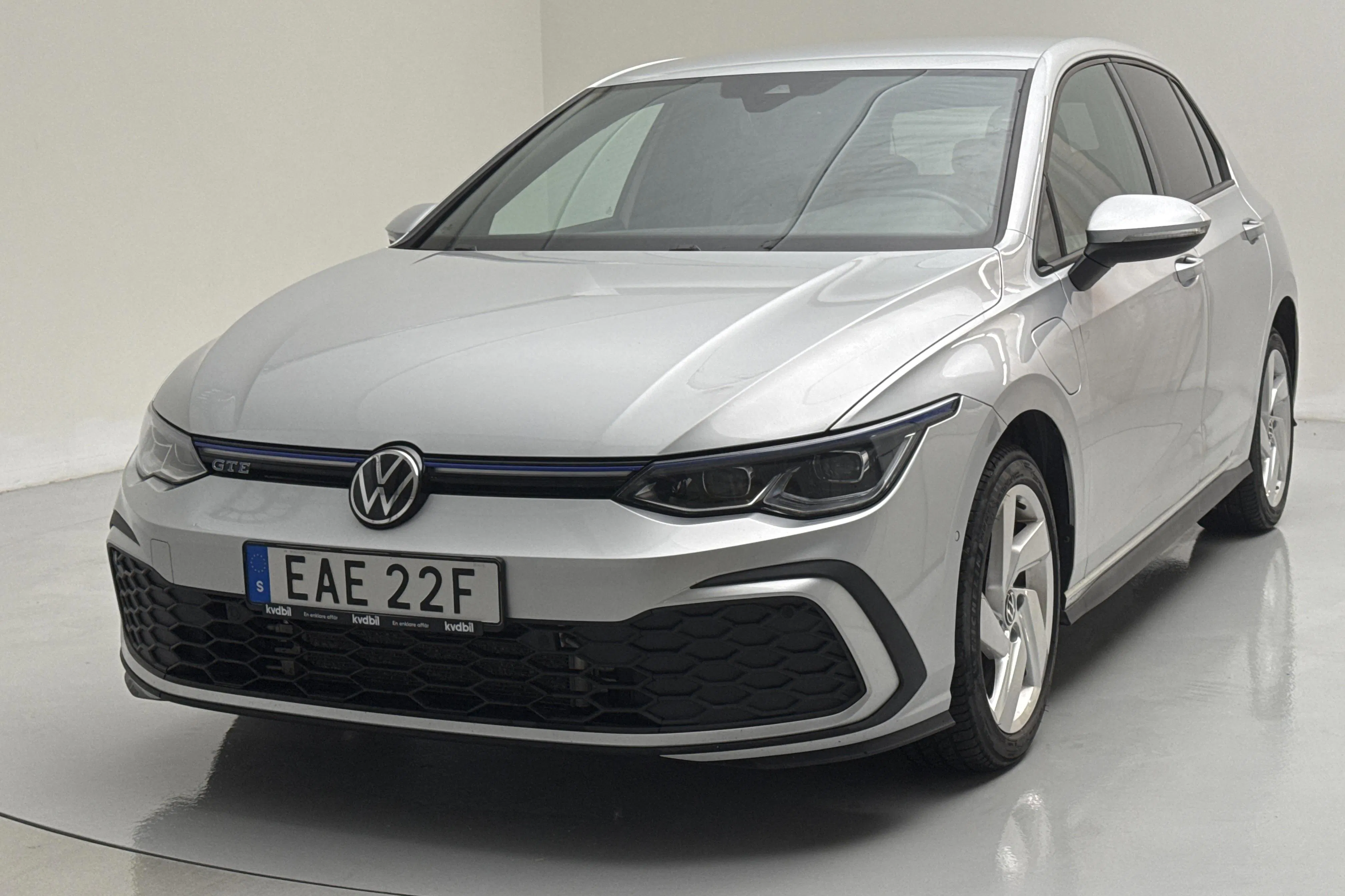 Presentationsfoto 1 av 19: VW Golf VIII 1.4 GTE 5dr (245hk) - 7 596 mil - Automat - silver - 2021