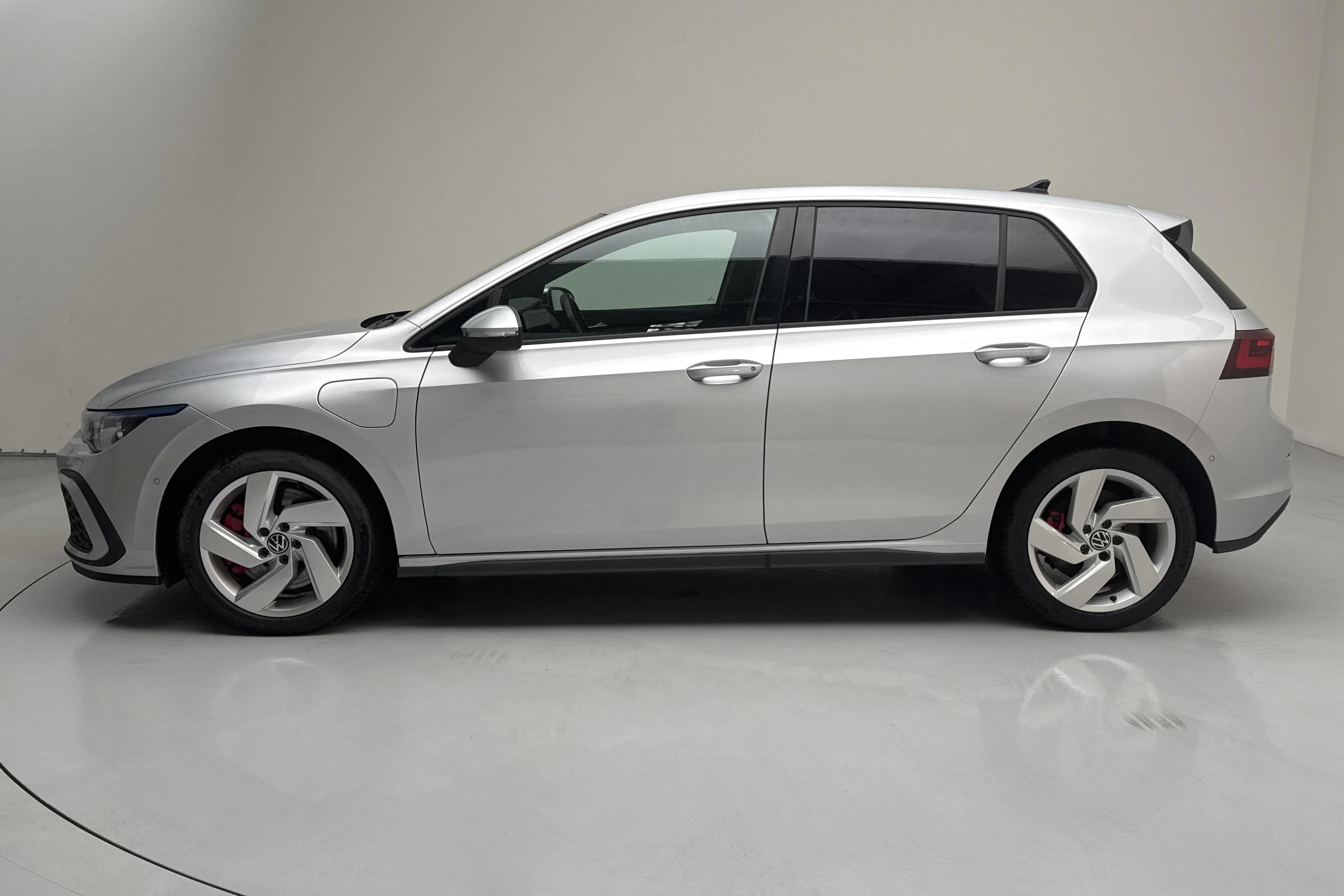 Presentationsfoto 2 av 19: VW Golf VIII 1.4 GTE 5dr (245hk) - 7 596 mil - Automat - silver - 2021
